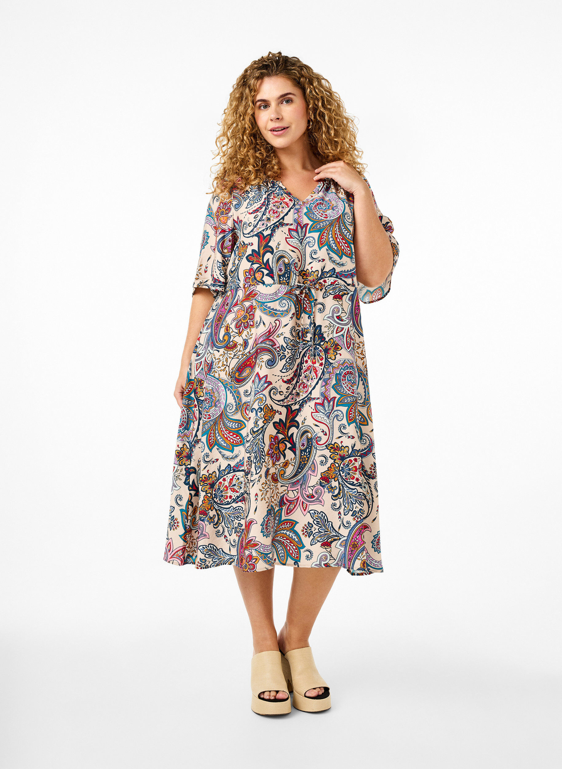 Zizzi Jurk van viscose met korte mouwen en een paisleyprint, Sand Do. Paisley AOP, Model image number 0