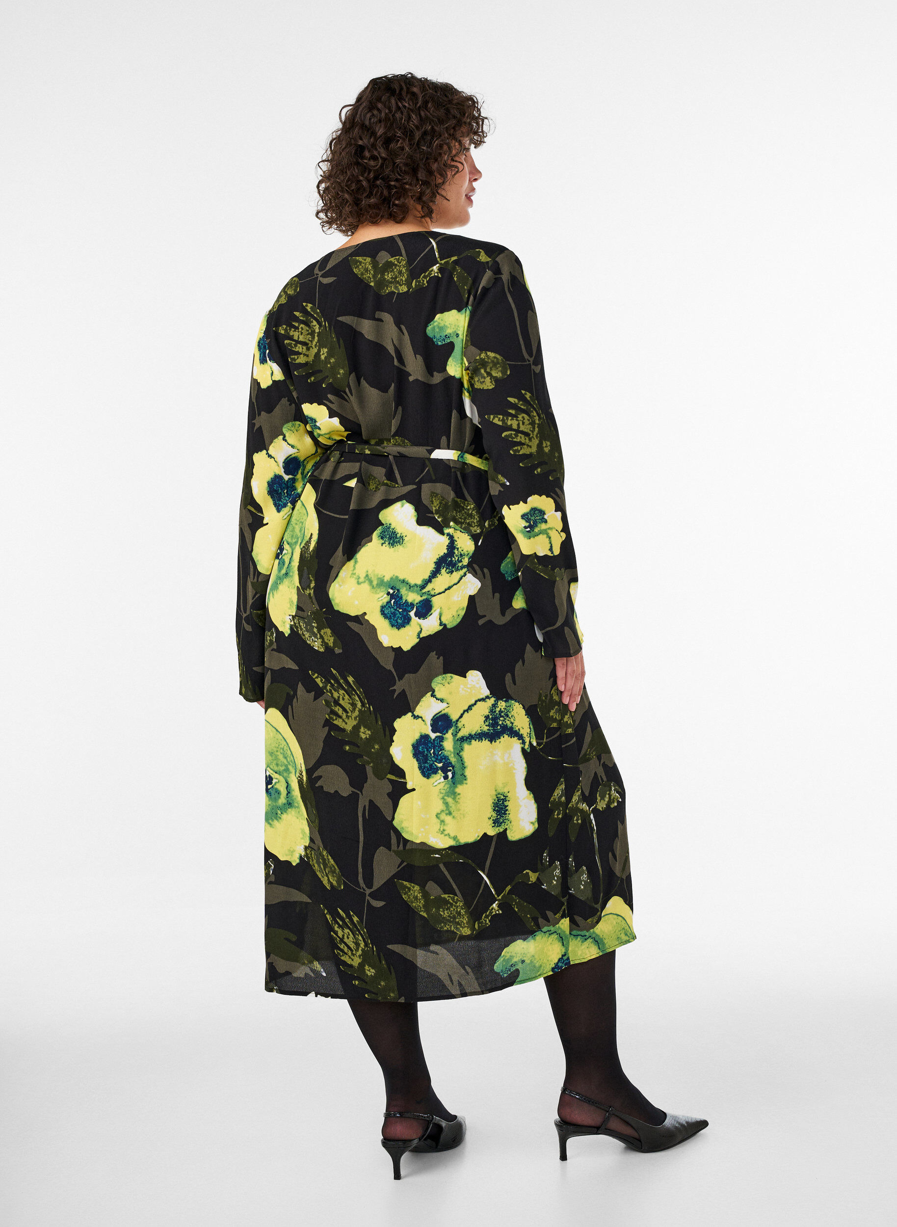 ZizziBloemen wikkeljurk in viscose met een strikceintuur, Zwart, Model image number 1