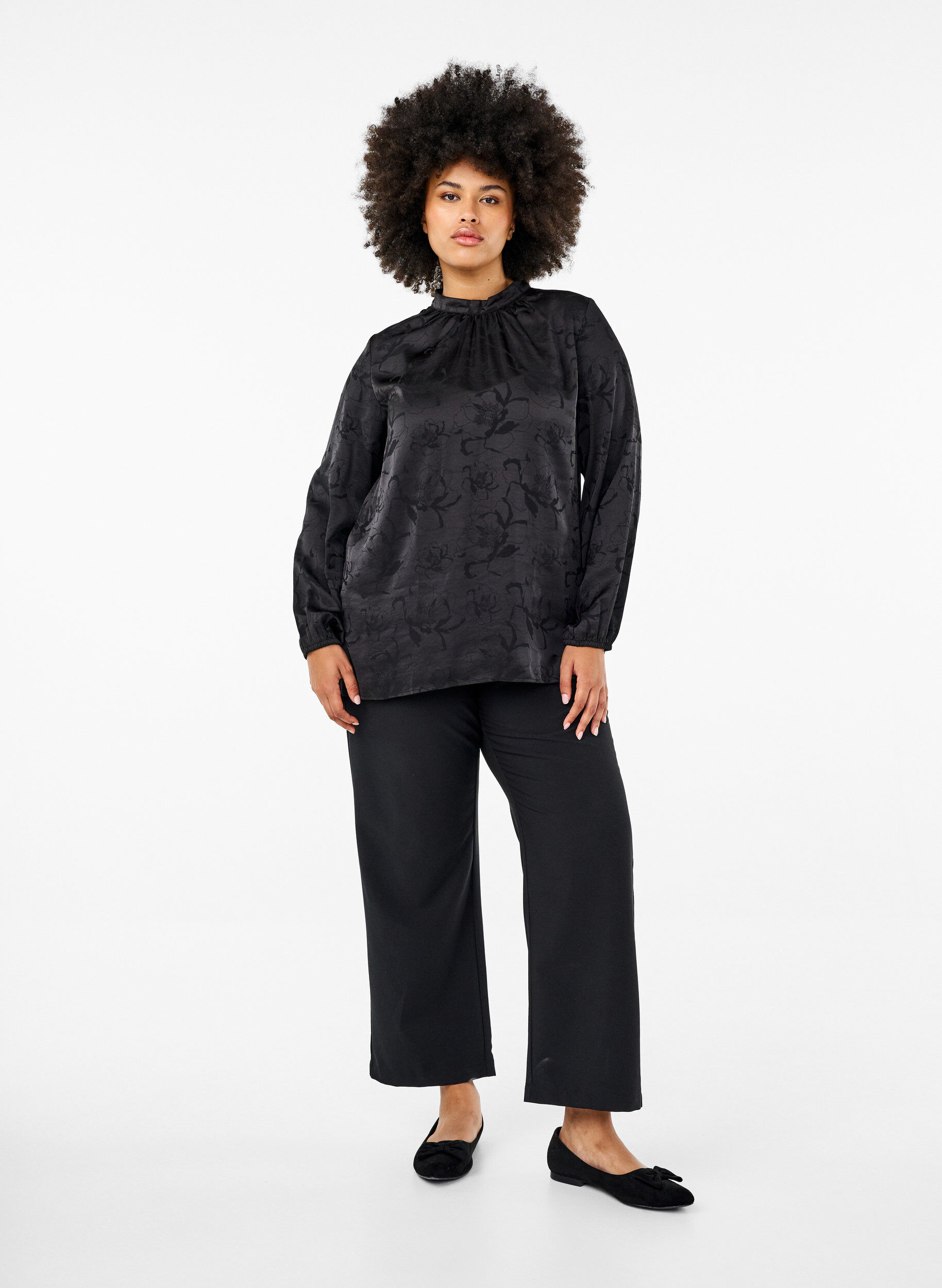 Zizzi Satijnen blouse met ton-sur-ton patroon, Black, Model image number 2