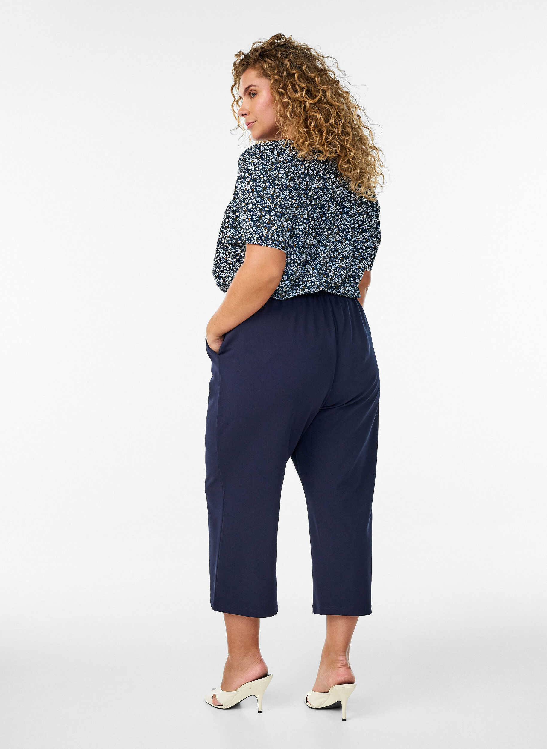 Zizzi 7/8 broek met losse pasvorm, Blauw, Model image number 1