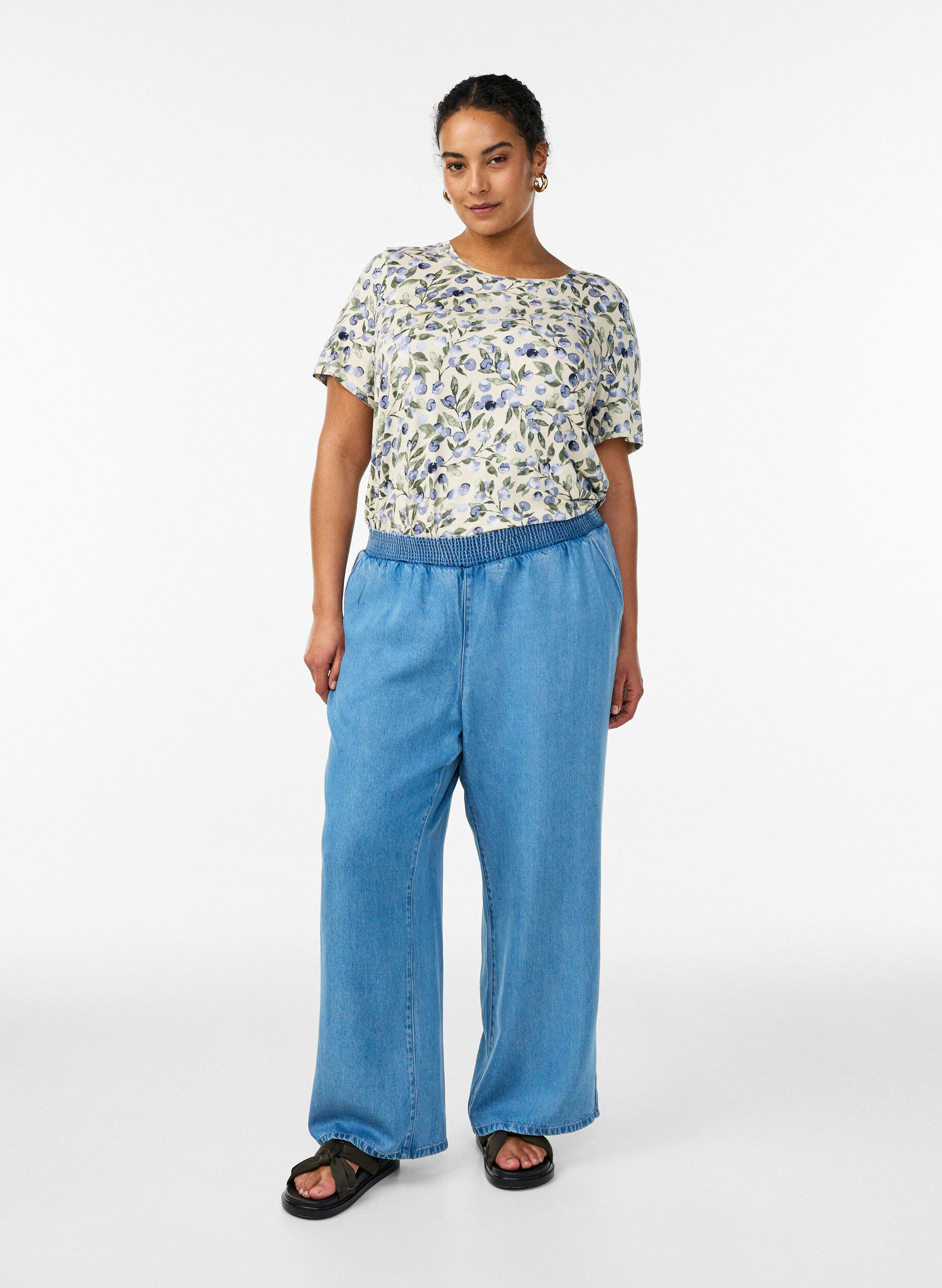 Zizzi T-shirt met bloemenprint, Vanille, Model image number 1