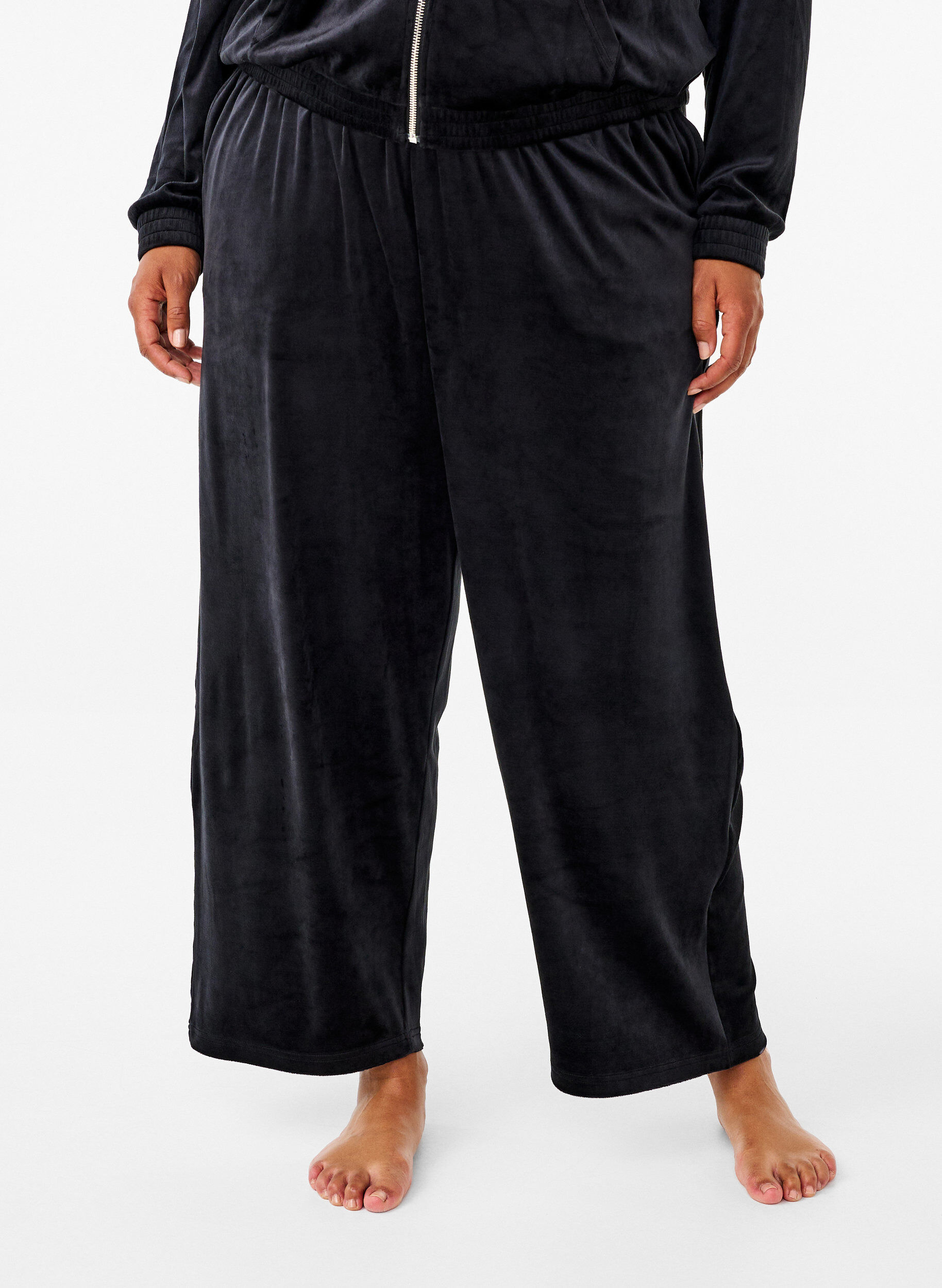 Zizzi Losse velourse broek, Black, Model image number 2