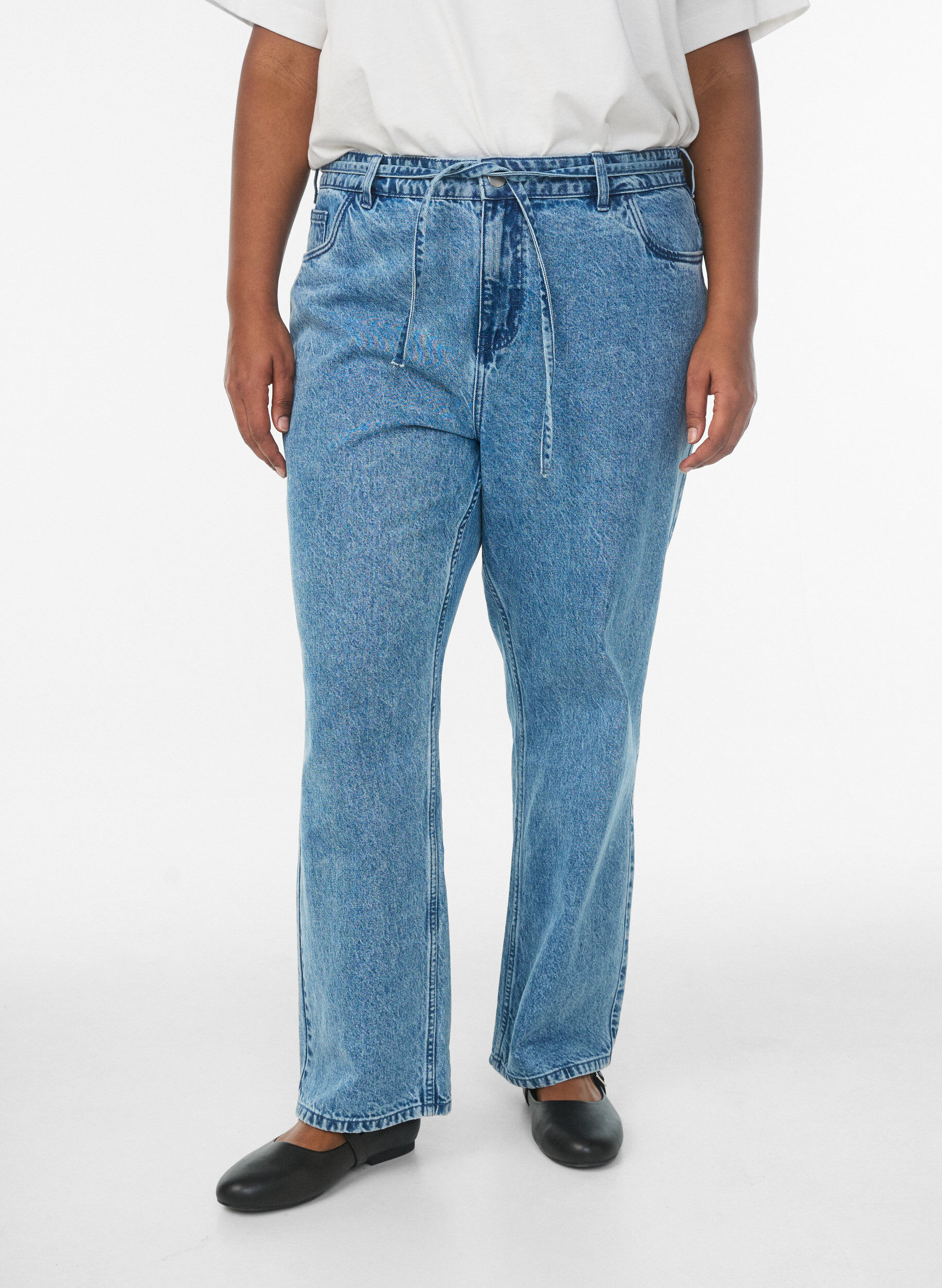 Zizzi Straight-fit jeans met een strikceintuur, Blauw, Model image number 2