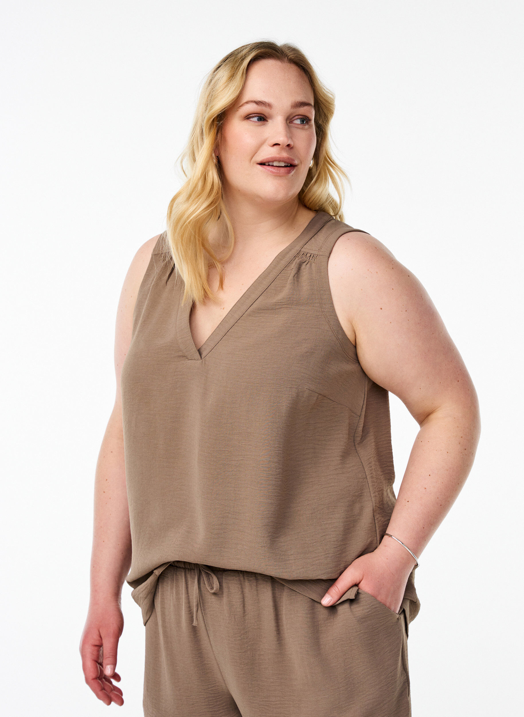 Mouwloze top met kreukeffecten, Bruin, Model