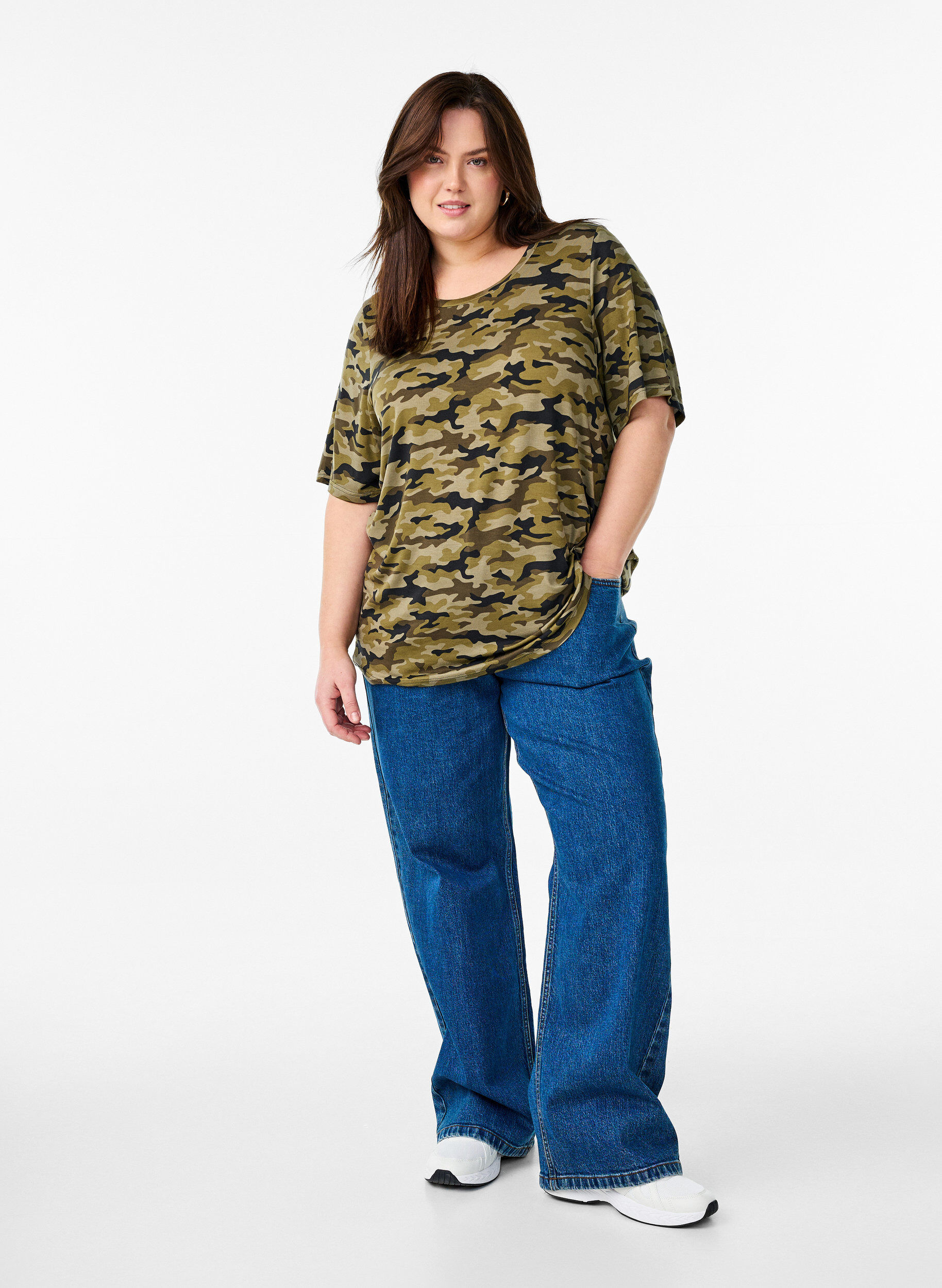 Zizzi T-shirt met TENCEL&trade; Lyocell en camouflageprint, Groen, Model image number 1