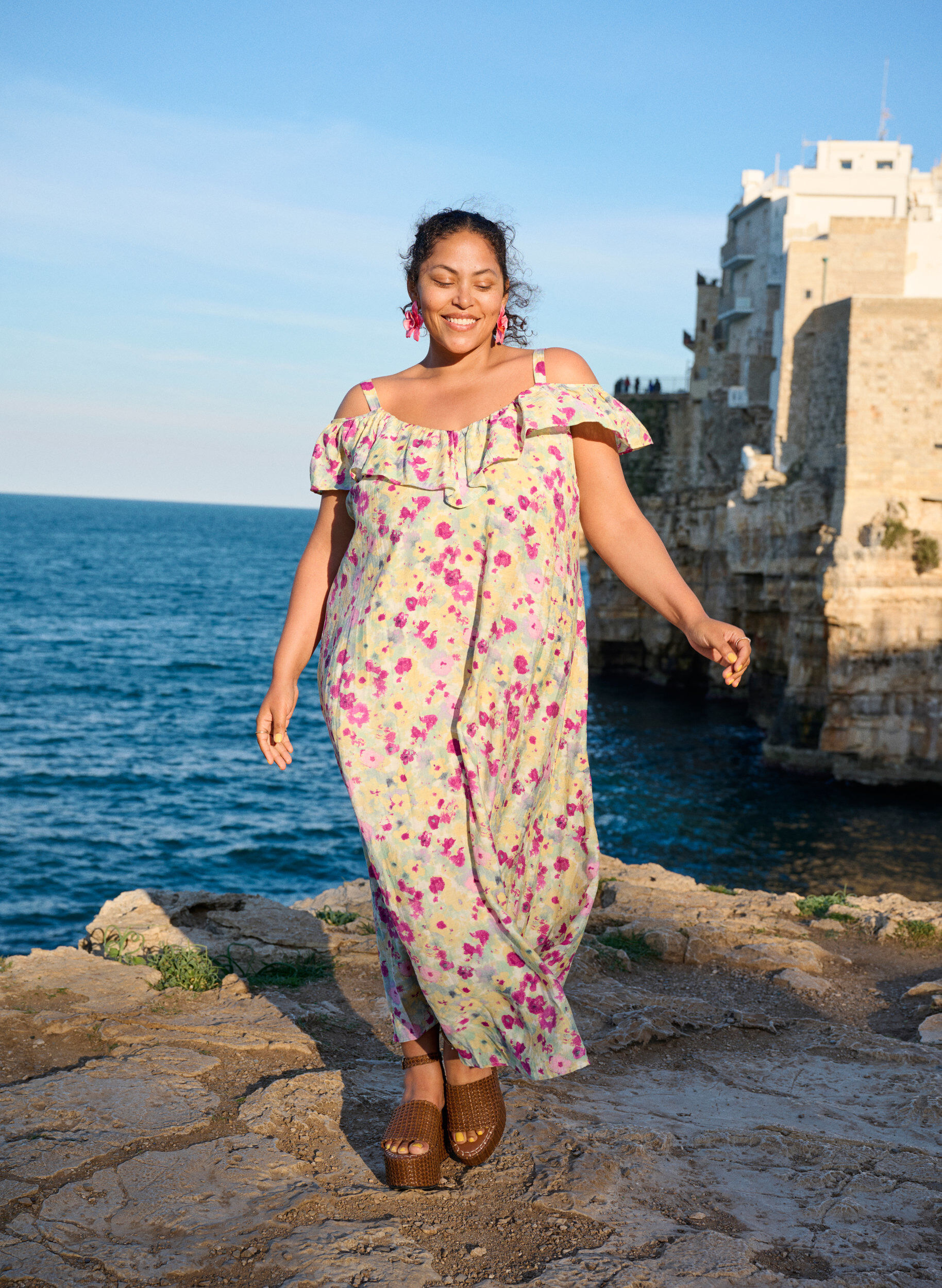 Zizzi Midi jurk met bloemen en ruches bij de schouder, Vanille, Image image number 0