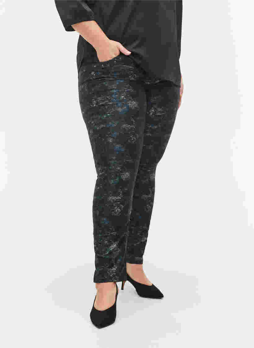 Gedessineerde Emily jeans met klinknagels, Black AOP, Model image number 2