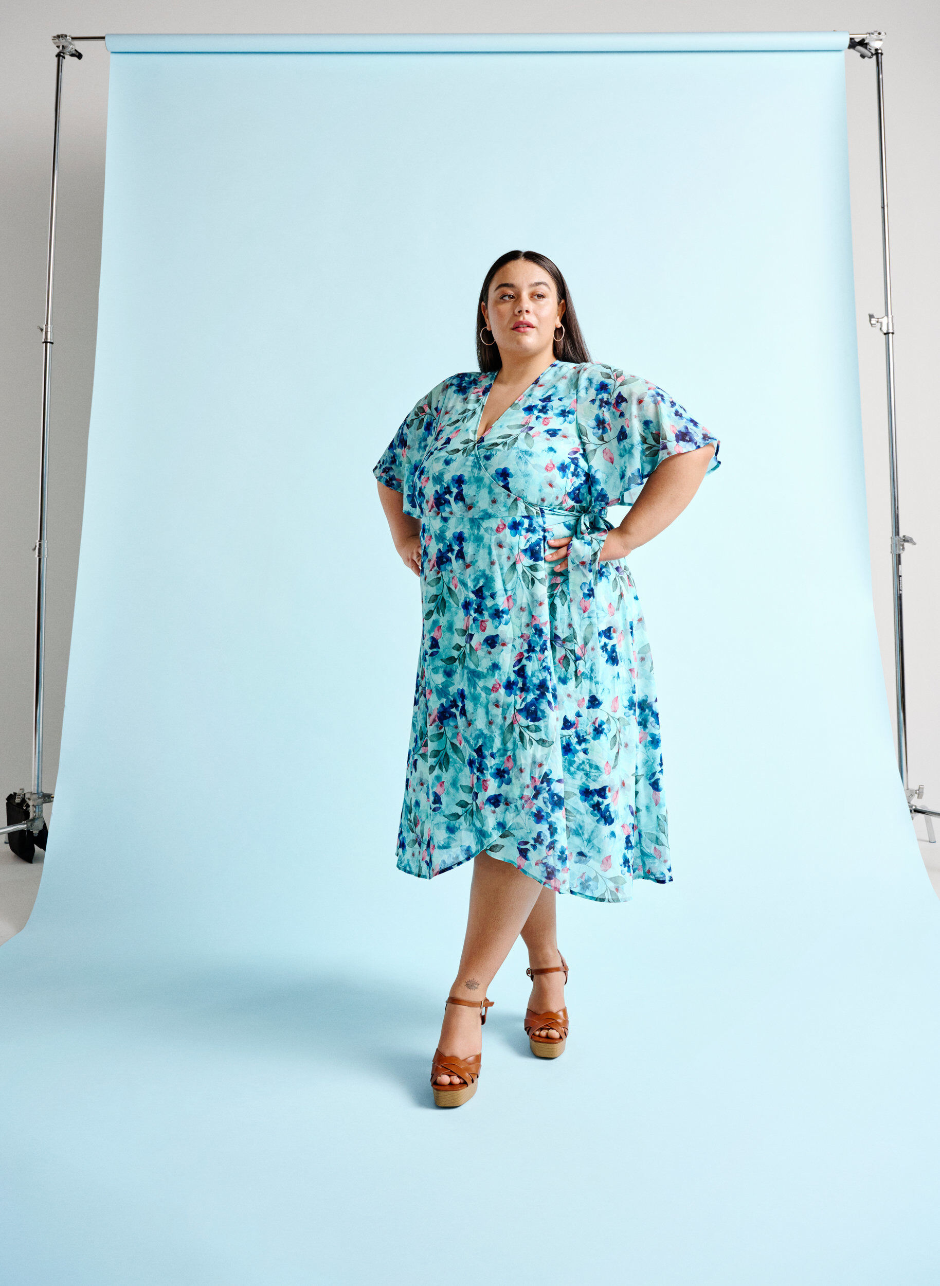 Zizzi Wikkeljurk met korte mouwen en bloemenprint, Trellis AOP, Image image number 0