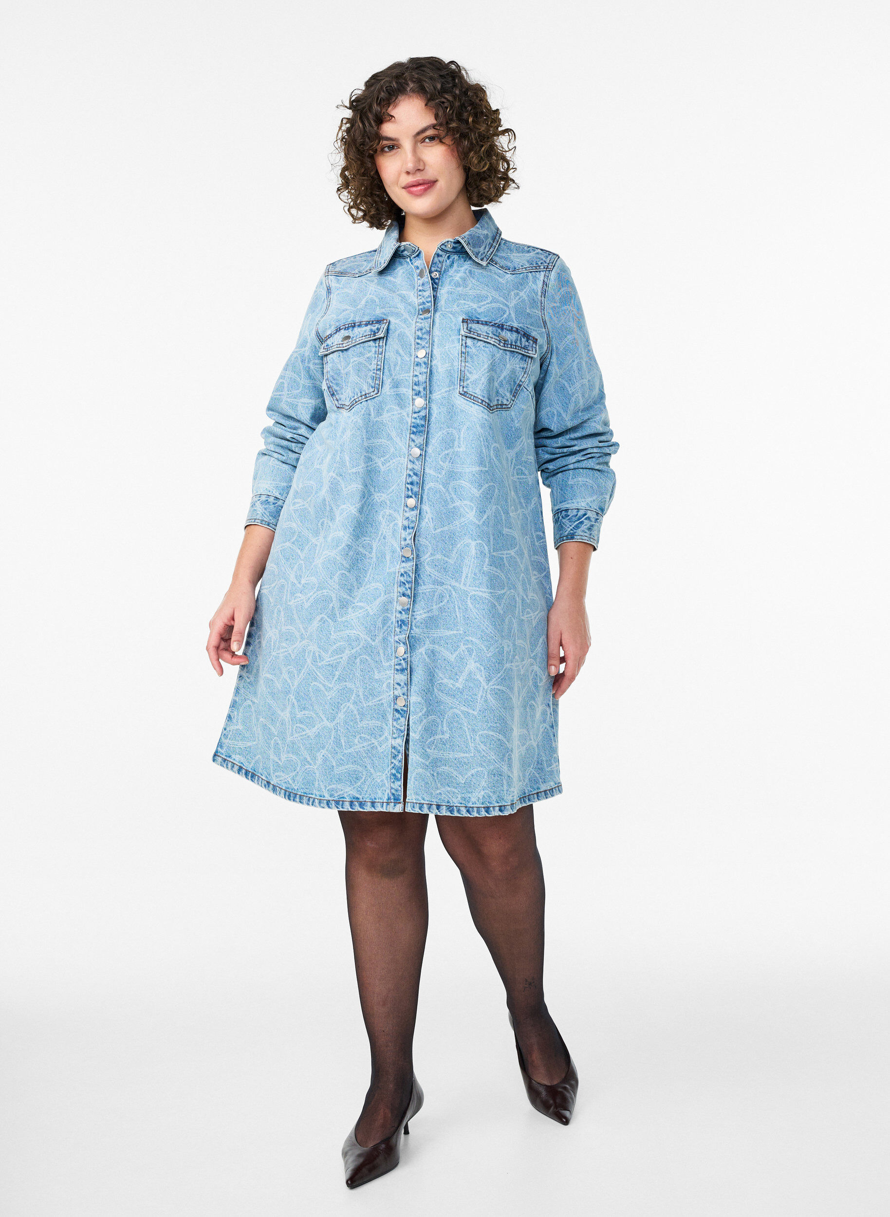 Zizzi Denim jurk met hartjespatroon, Blauw, Model image number 1