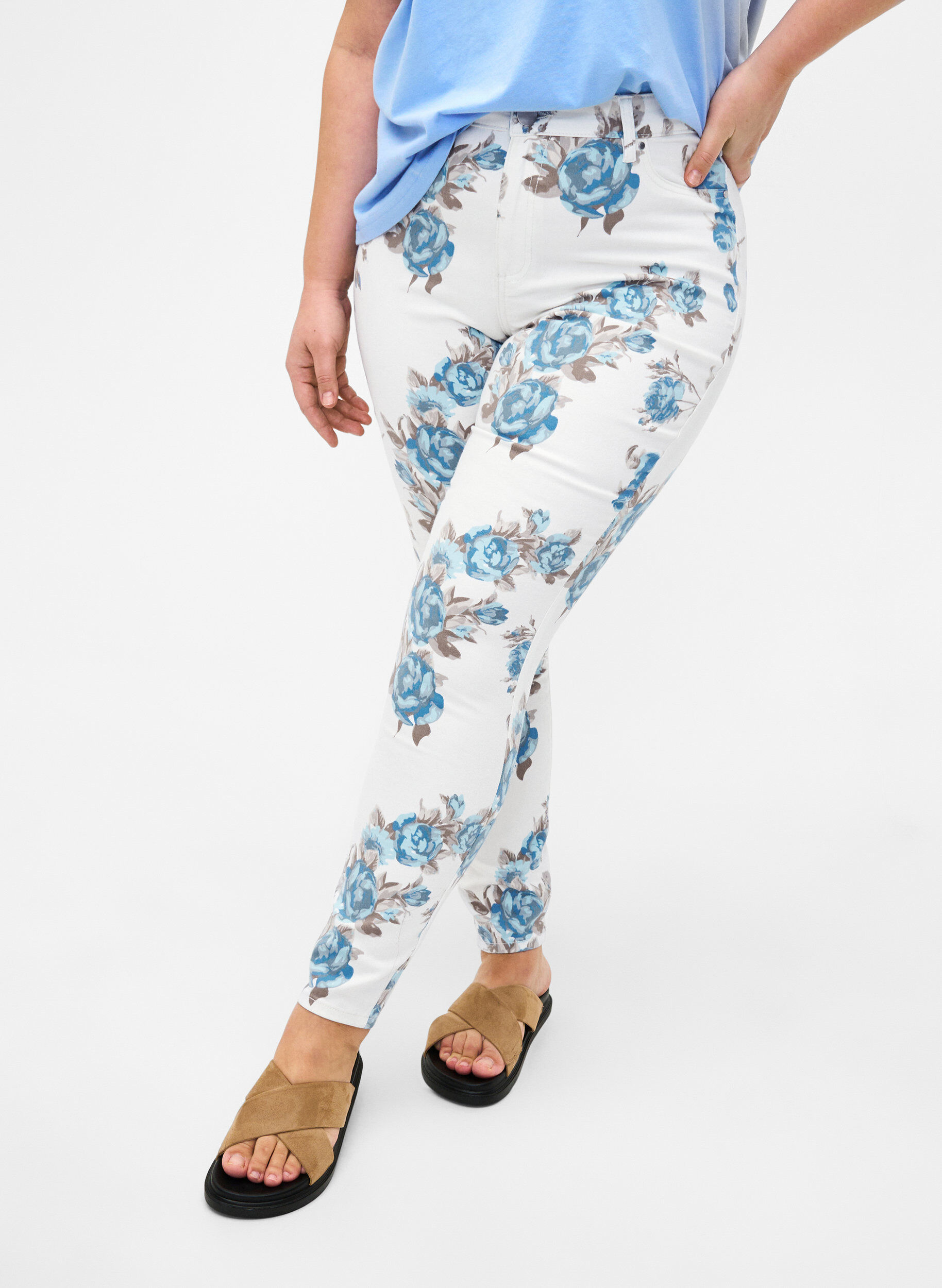 Zizzi Superslanke Amy jeans met bloemenprint, Wit, Model image number 2