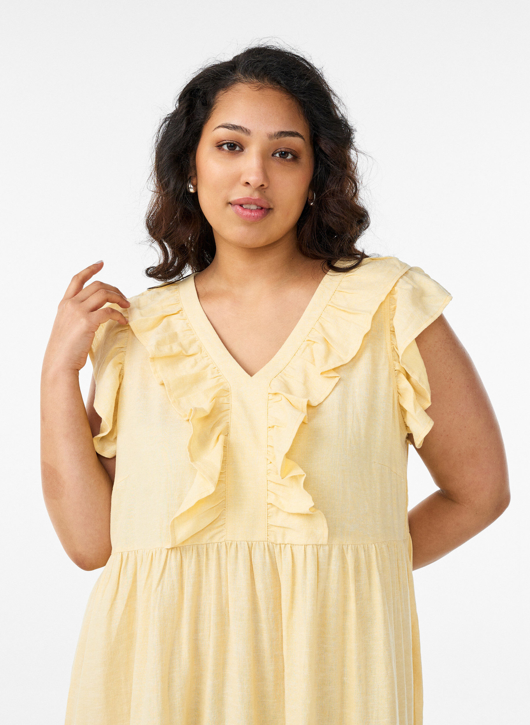 ZizziMouwloze midi jurk in linnen en viscose met ruches, Geel, Model image number 2