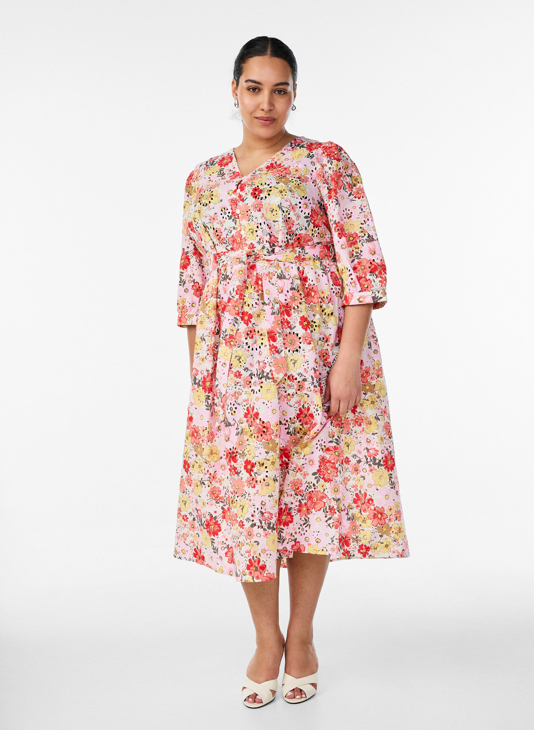 Bloemen midi-jurk met broderie anglaise en een strikriem, Roze, Model
