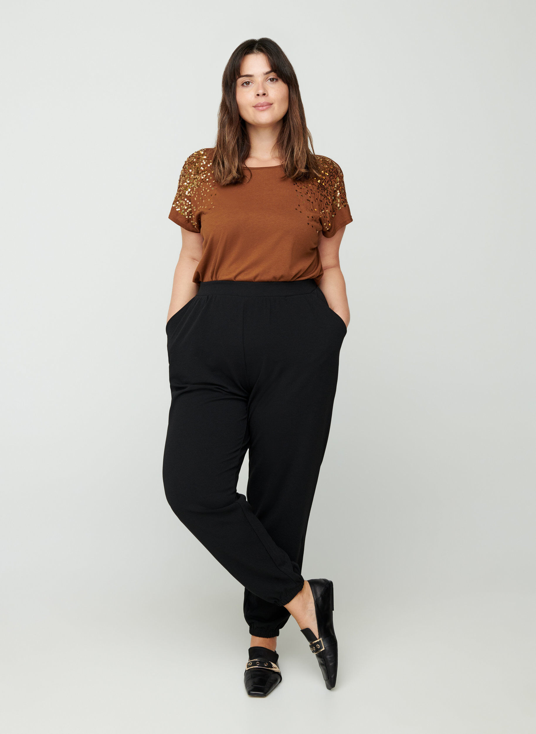 Zizzi Losse broek met zakken, Black, Model image number 1