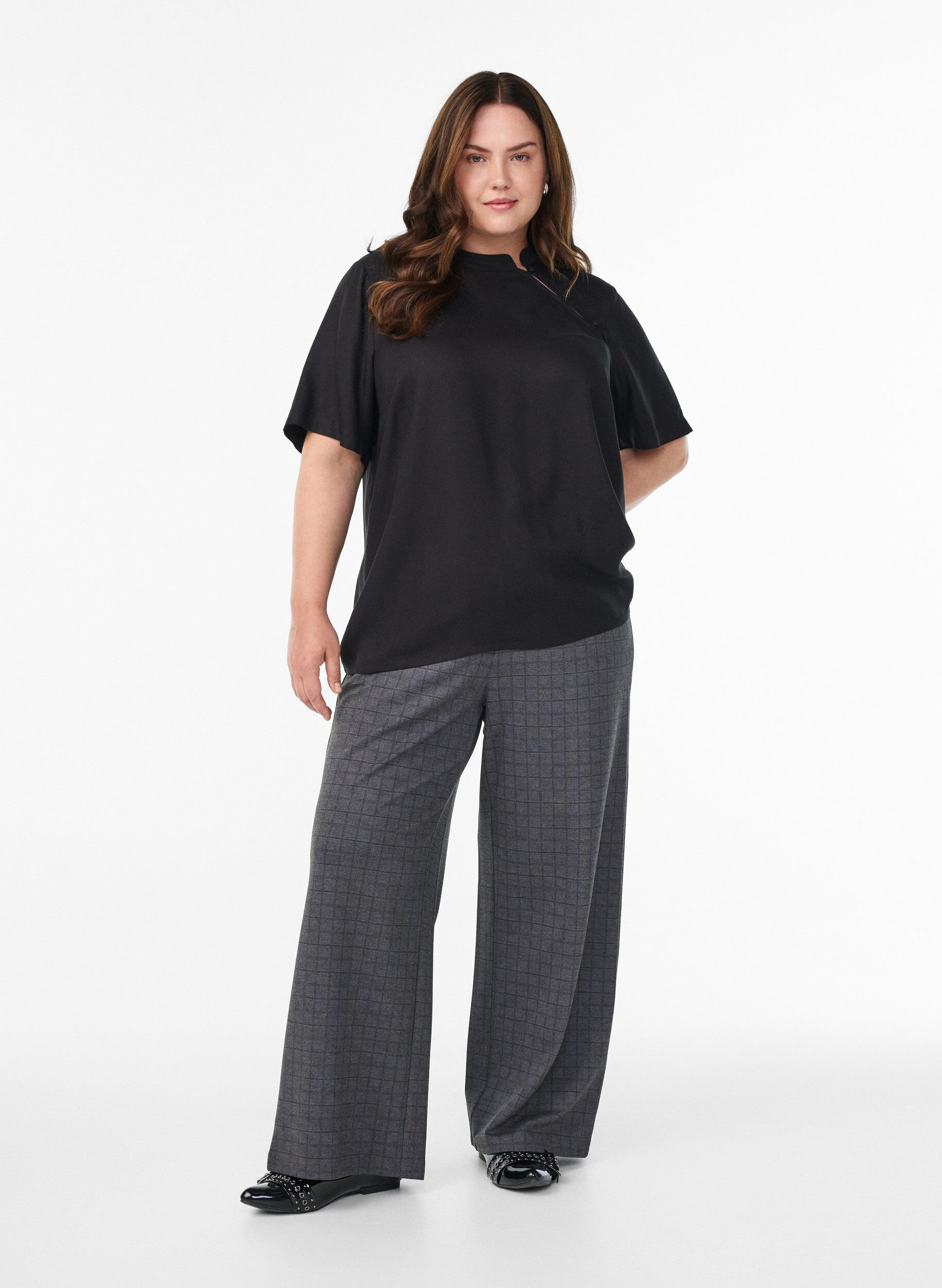 Zizzi Blouse met korte mouwen en diagonale knoopsluiting, Zwart, Model image number 1