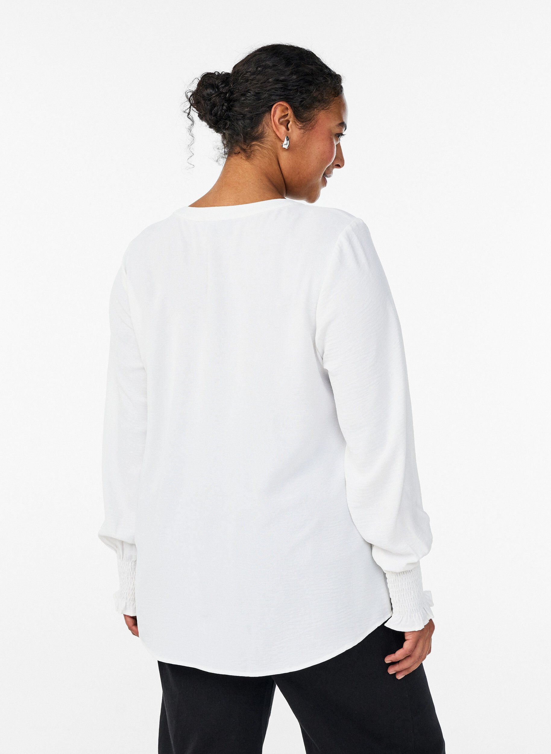 Zizzi Blouse met smockmanchetten en V-hals, Vanille, Model image number 2