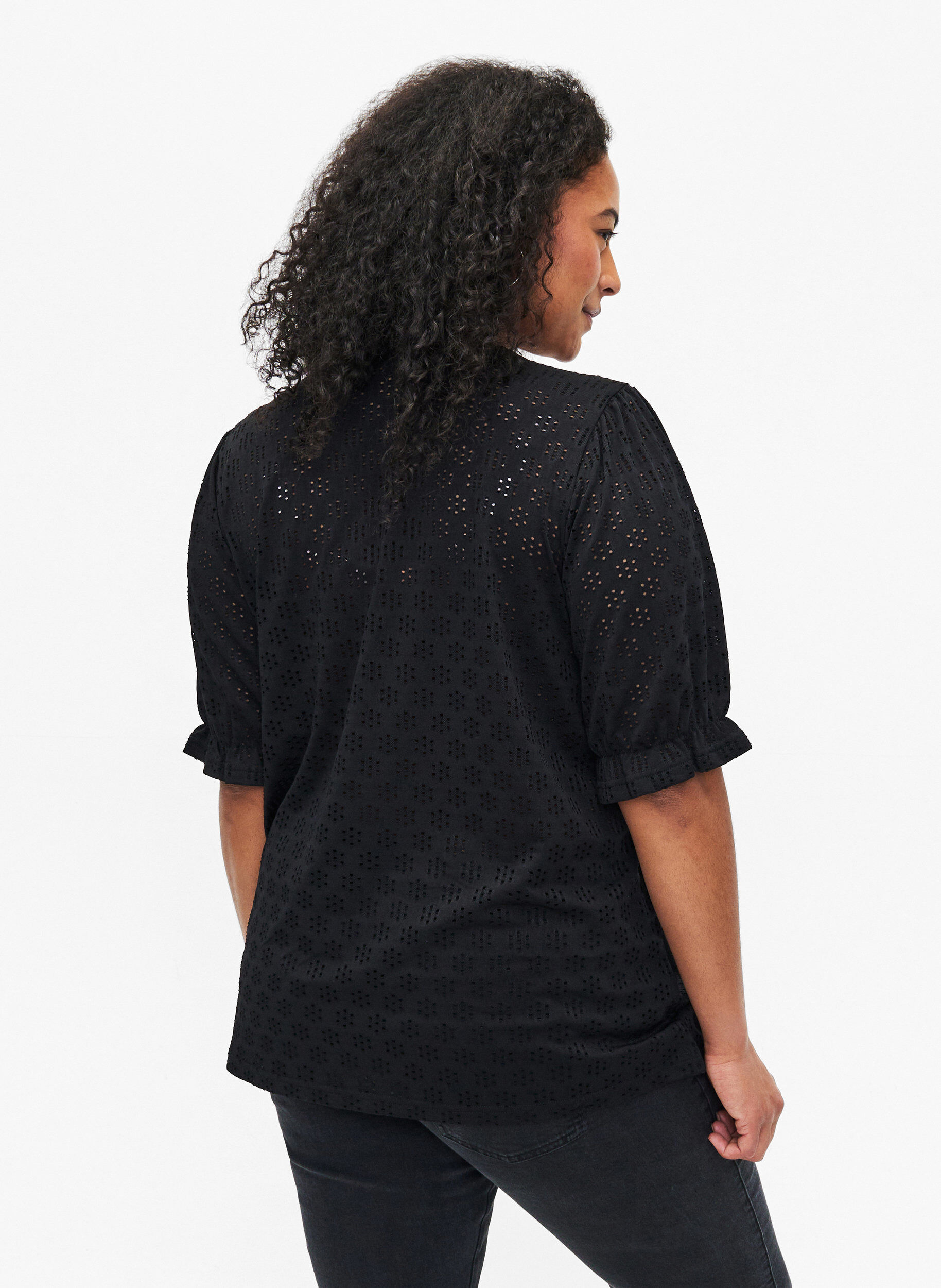 Zizzi Blouse met V-hals en gaatjespatroon, Black, Model image number 1