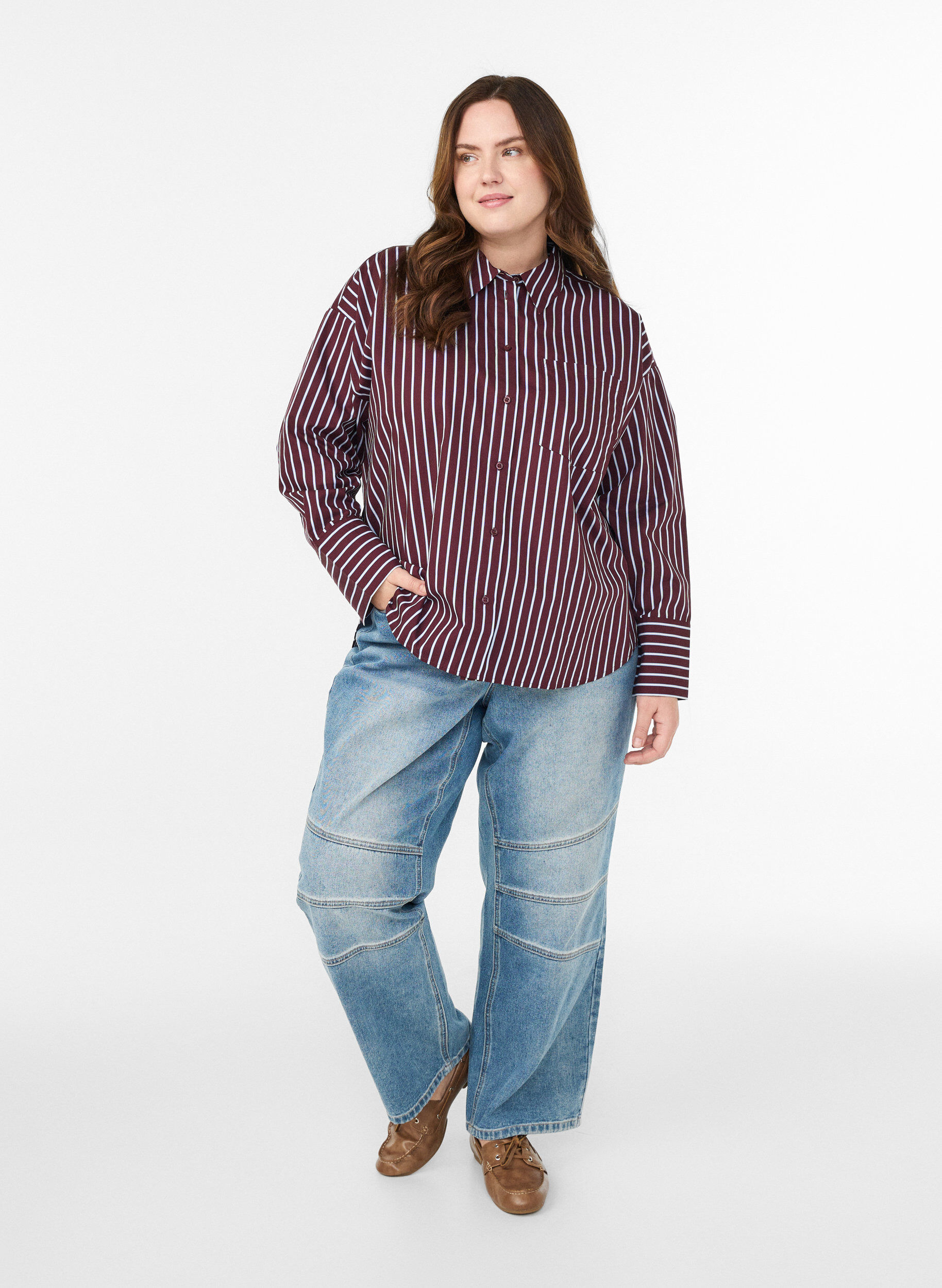 Zizzi Losse shirt met strepen en een borstzakje, Donker Bordeaux, Model image number 1