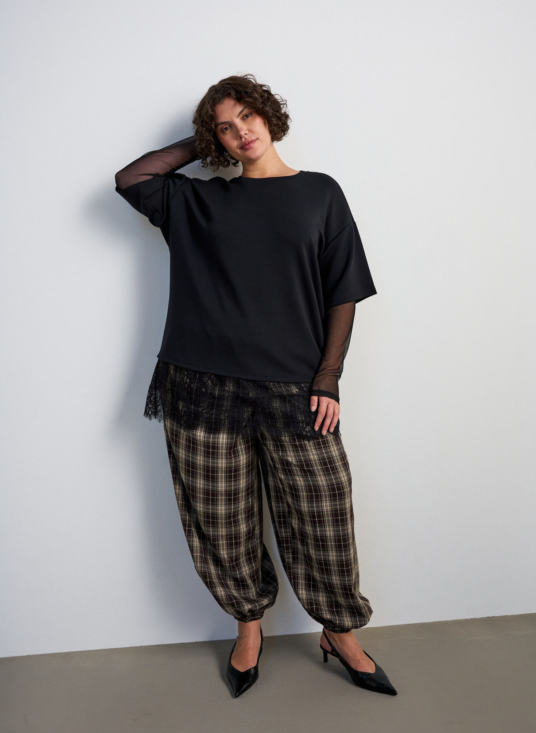 ZizziBlouse met mouwen van mesh en kanten bies, Zwart, Model image number 1