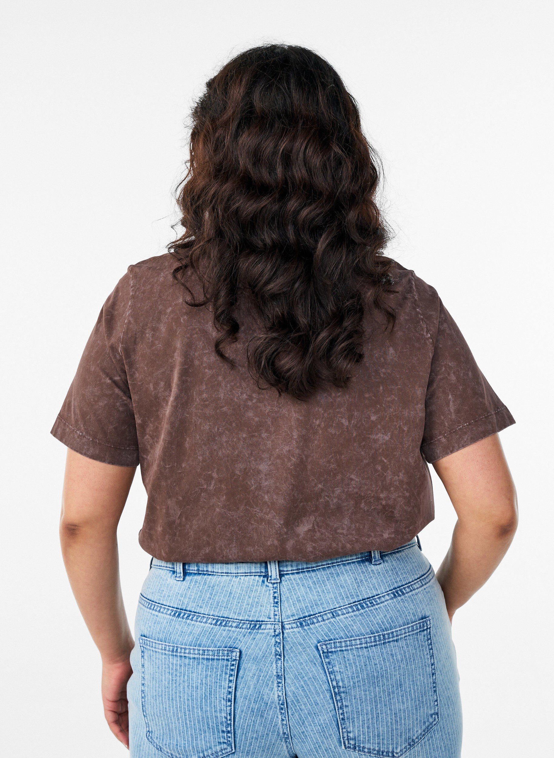 Zizzi Katoenen T-shirt met print aan de voorkant, Bruin, Model image number 2