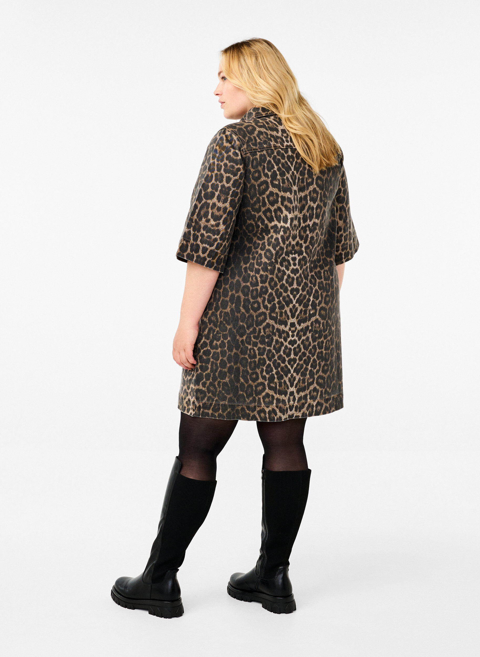 Zizzi Korte denim jurk met luipaardprint, LEO AOP, Model image number 1