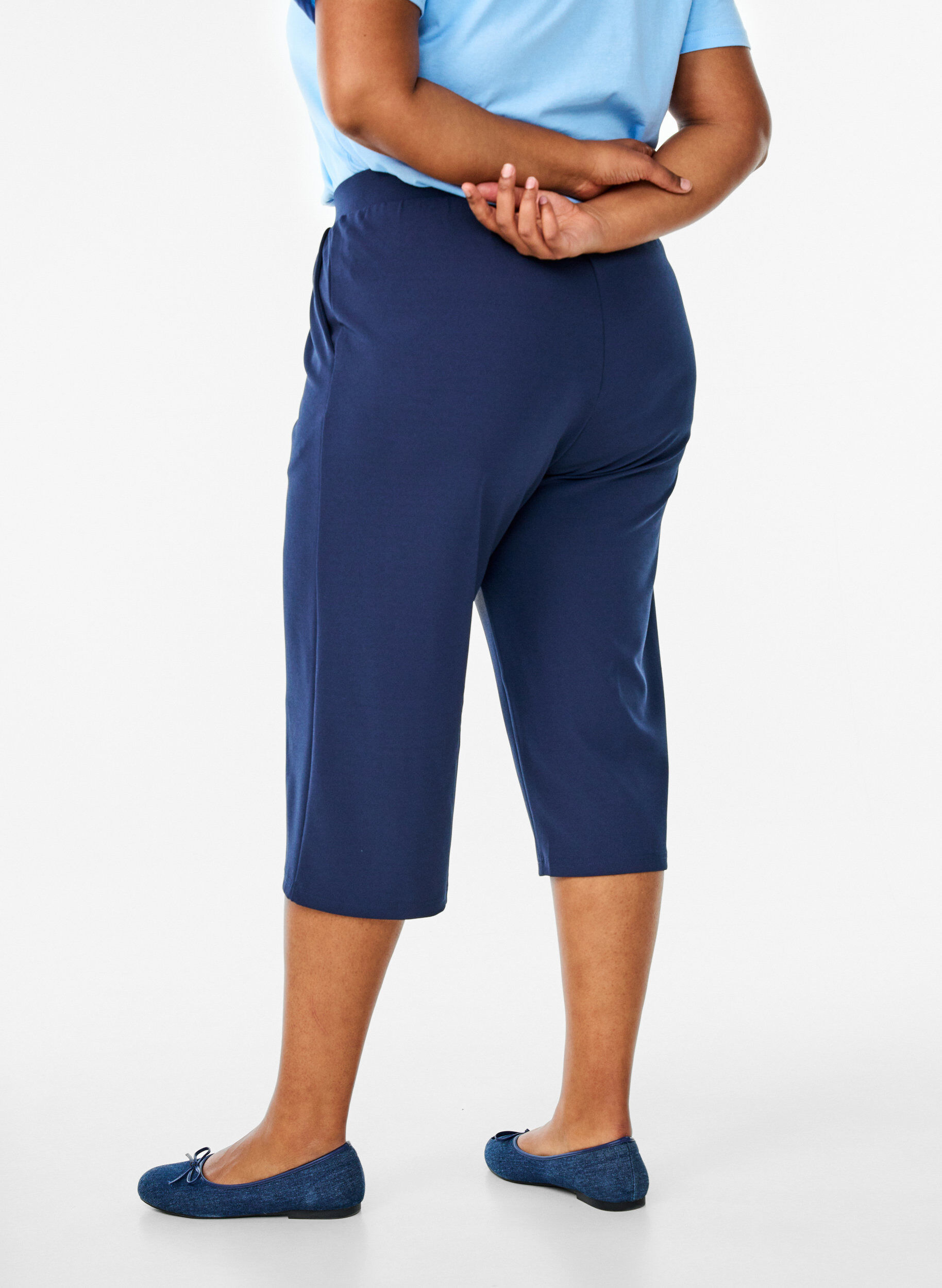 Zizzi FLASH - Hoog getailleerde kniebroek met losse pasvorm, Blauw, Model image number 1