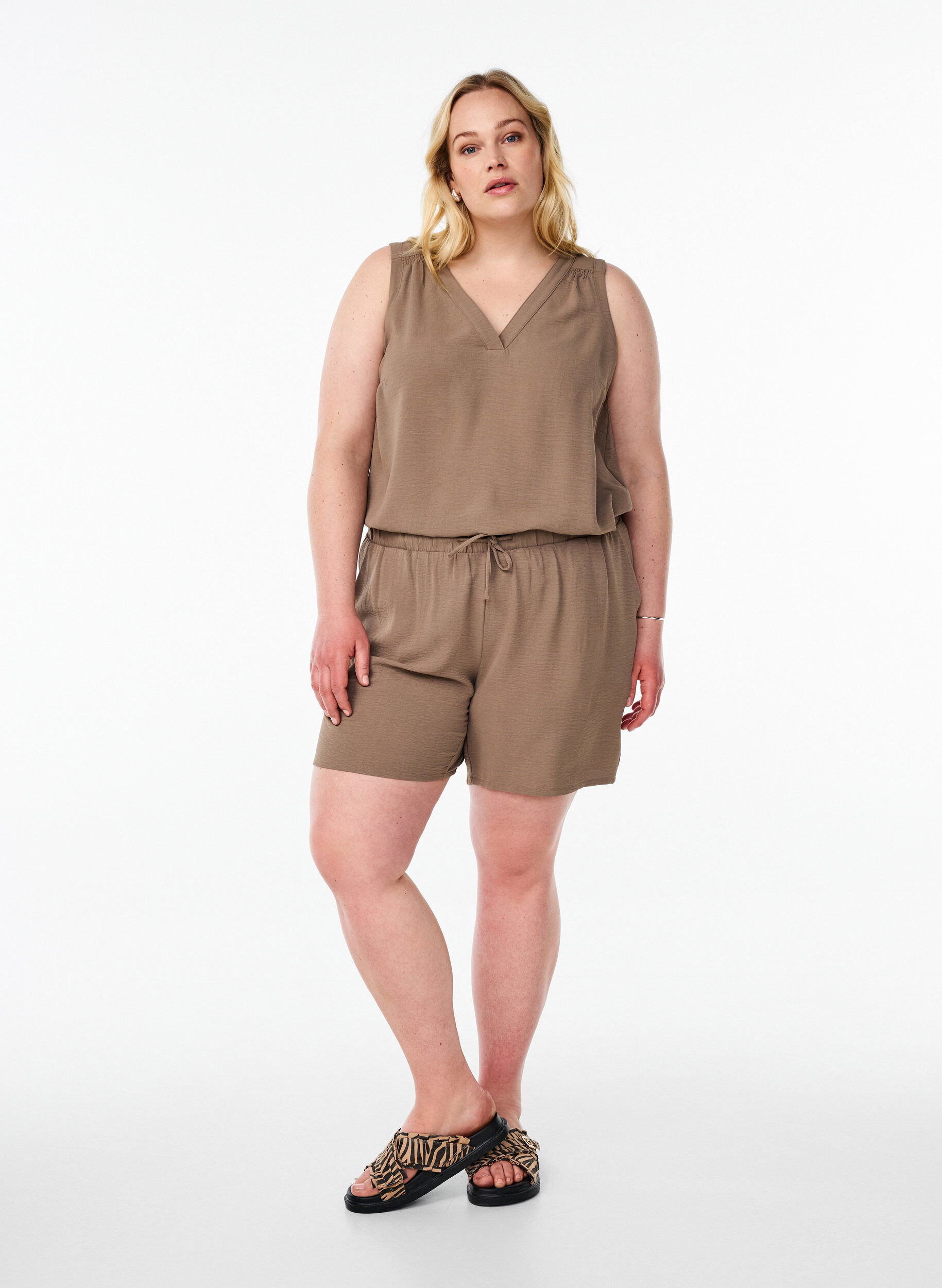 Zizzi Korte broek met zakken en elastische tailleband, Bruin, Model image number 1