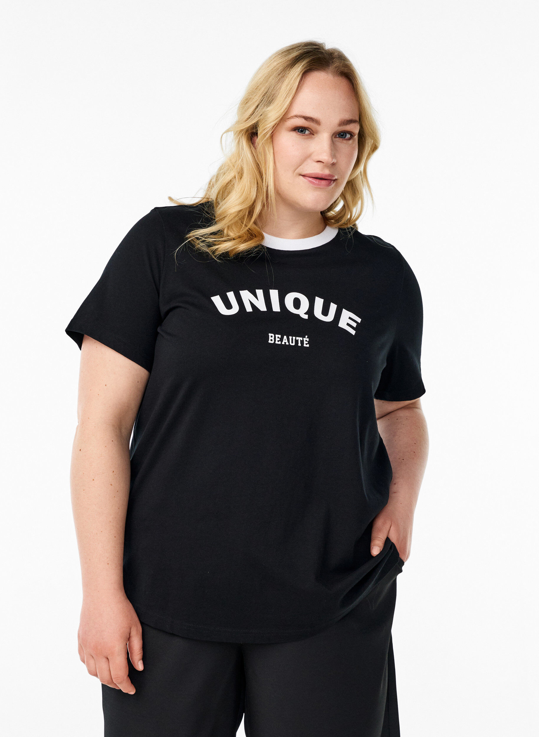 T-shirt met tekst en contrasterende rand, Zwart, Model