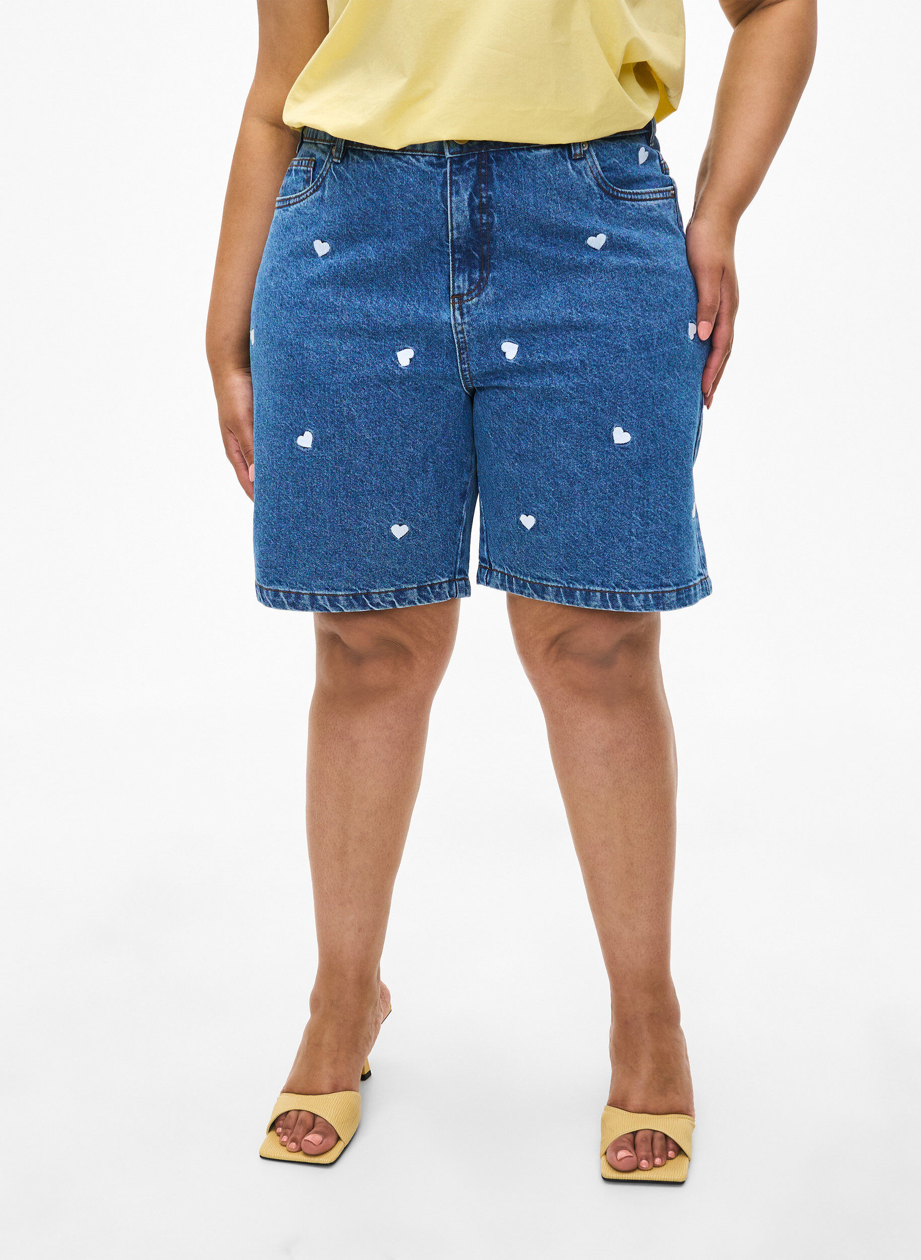 Zizzi Korte spijkerbroek met hoge taille en geborduurde hartjes, Blauw, Model image number 3