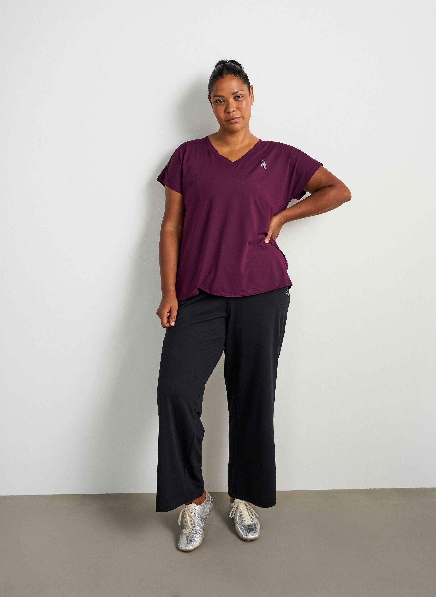 ZizziLosvallend trainings-T-shirt met V-hals, Paars, Model image number 1