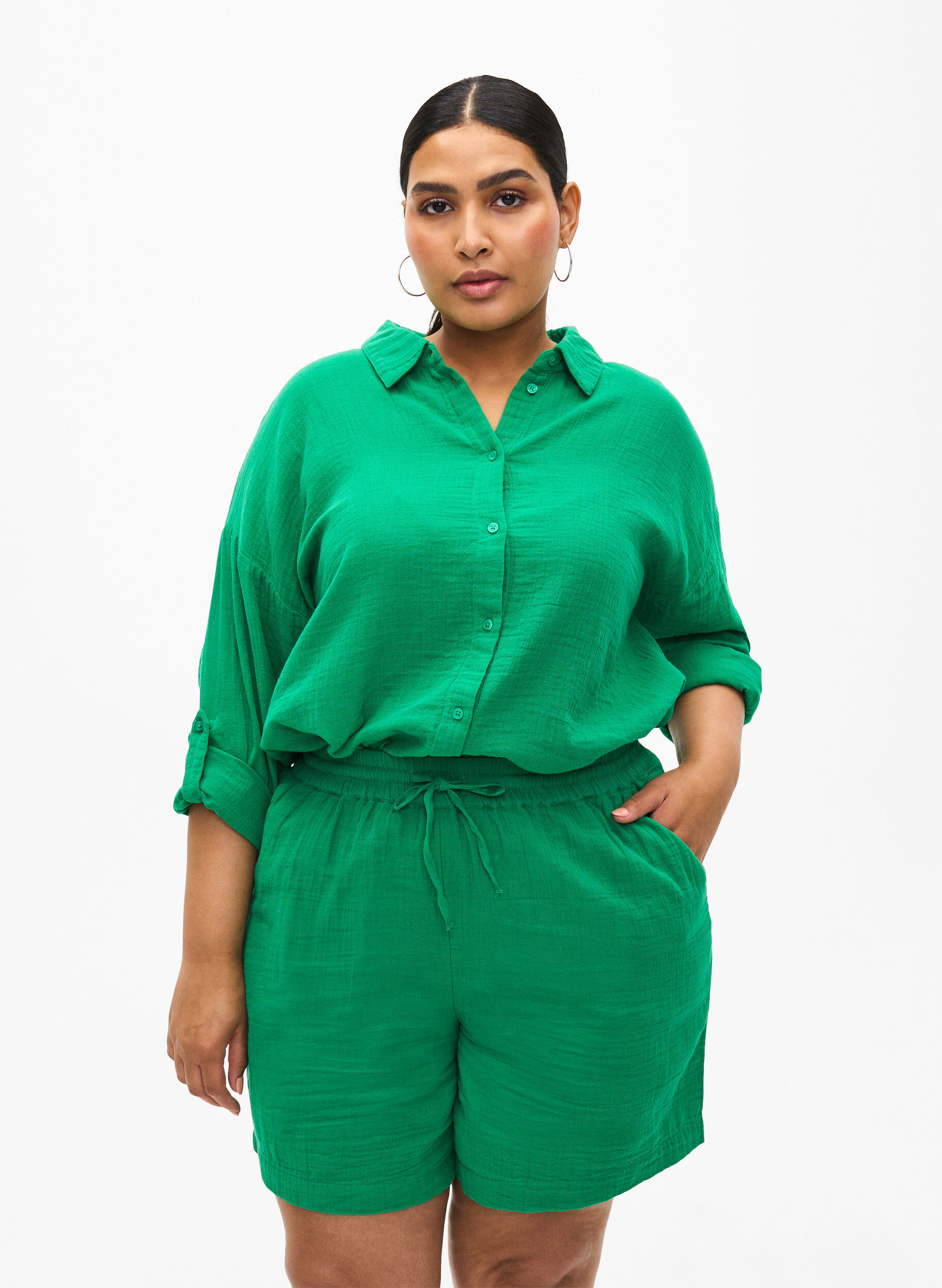 Zizzi Katoenen mousseline korte broek met zakken, Jolly Green, Model image number 0