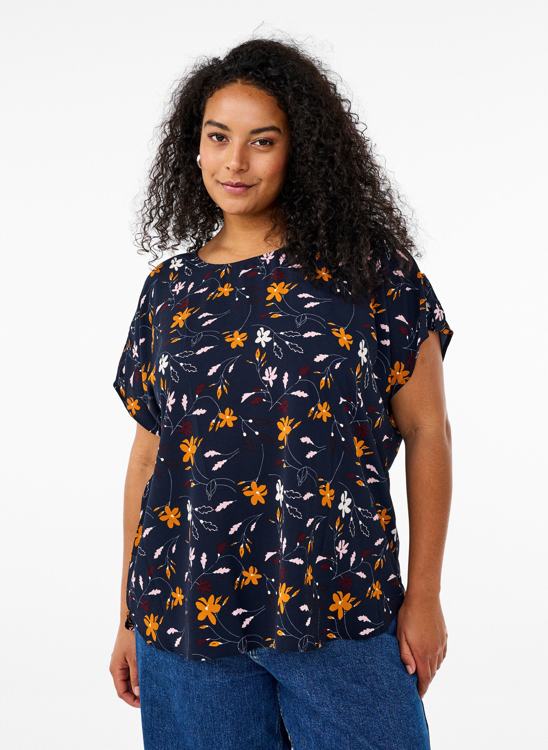 Zizzi Blouse met korte mouwen met bloemenprint, Sky Captain Flower, Model image number 0