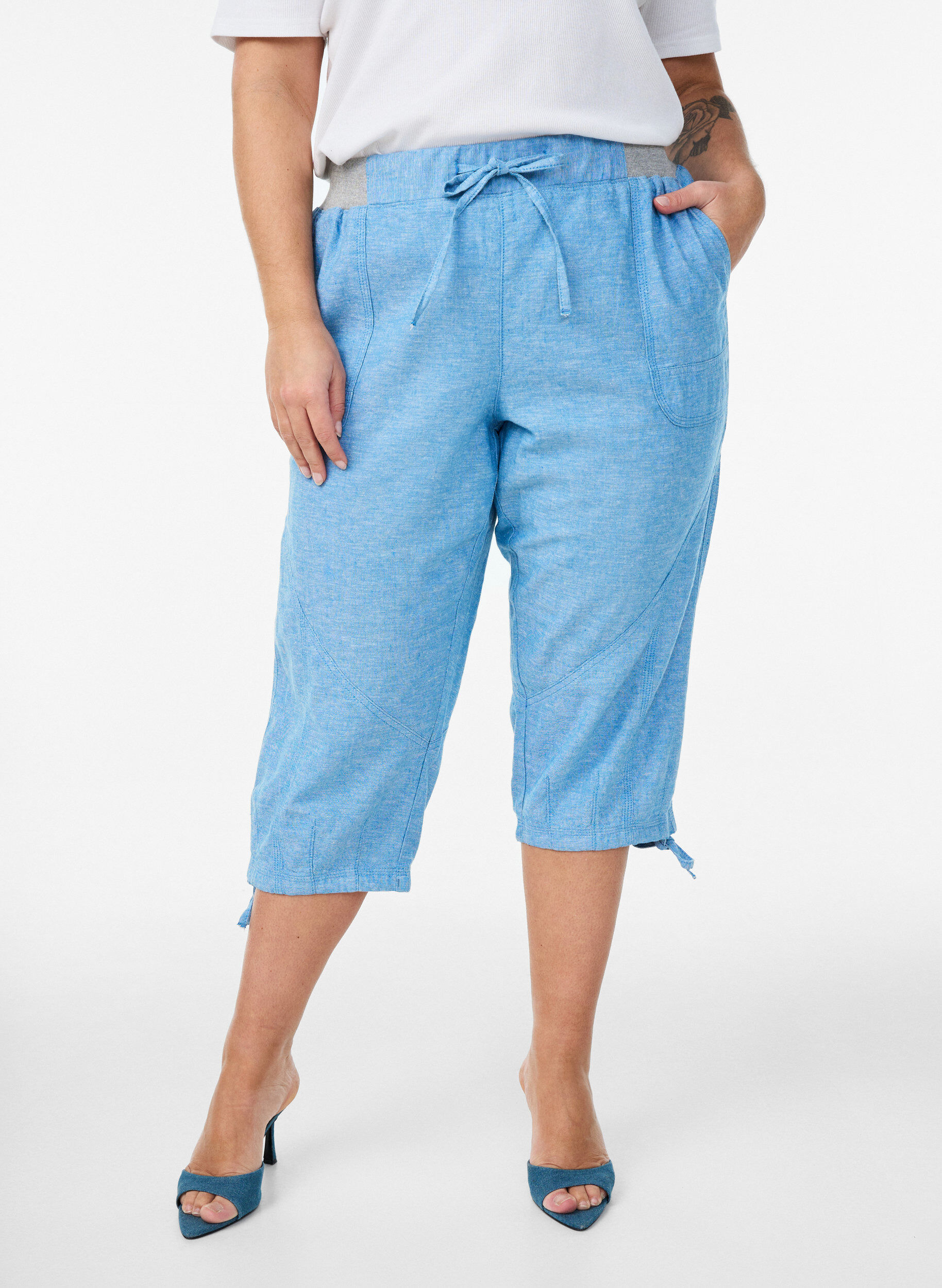 Zizzi Capribroek van katoen en linnen met elastische taille en strikkoord, Blauw, Model image number 2