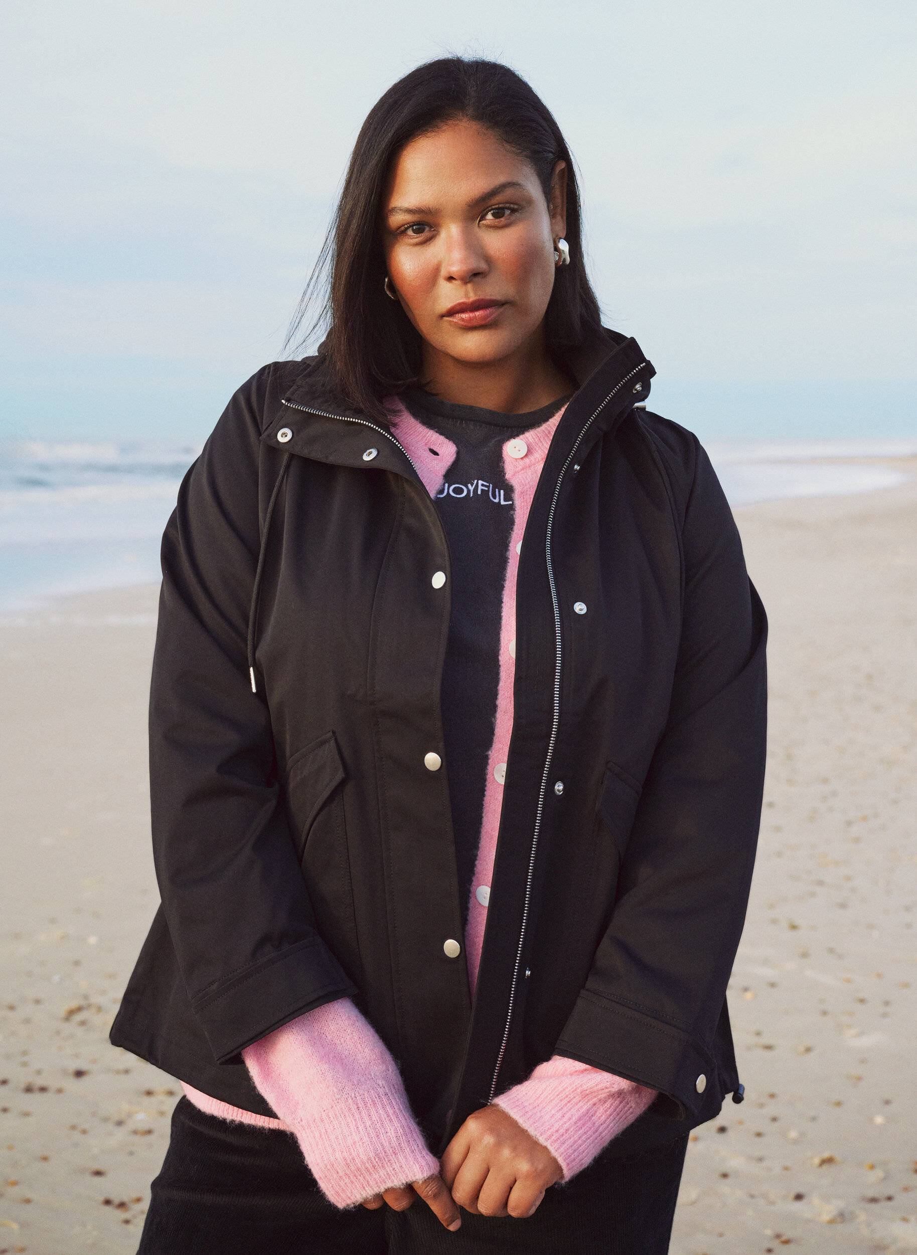 Zizzi Korte lentejas met afneembare capuchon, Zwart, Image image number 0