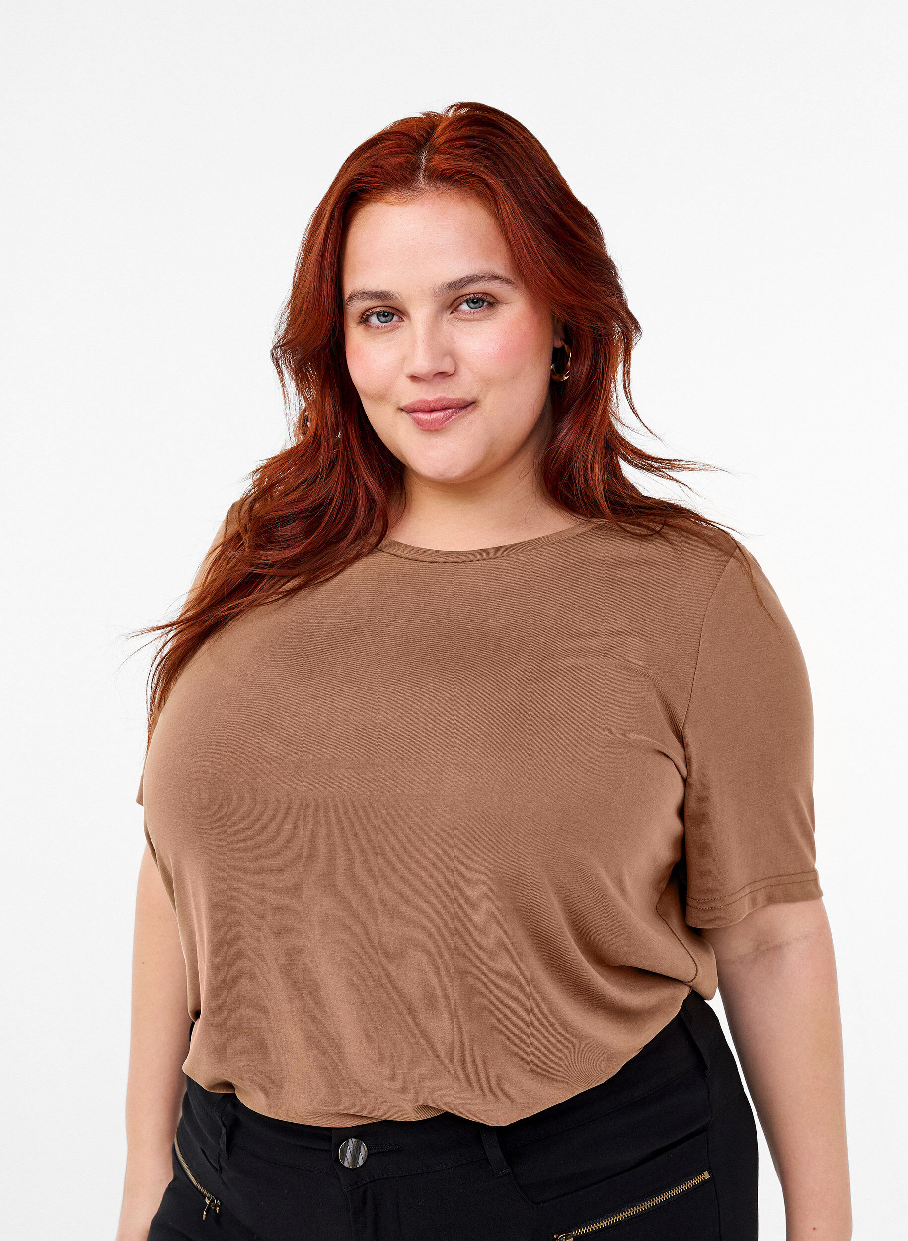 Zizzi T-shirt van Tencel &trade; Modal met ronde hals, Bruin, Model image number 0