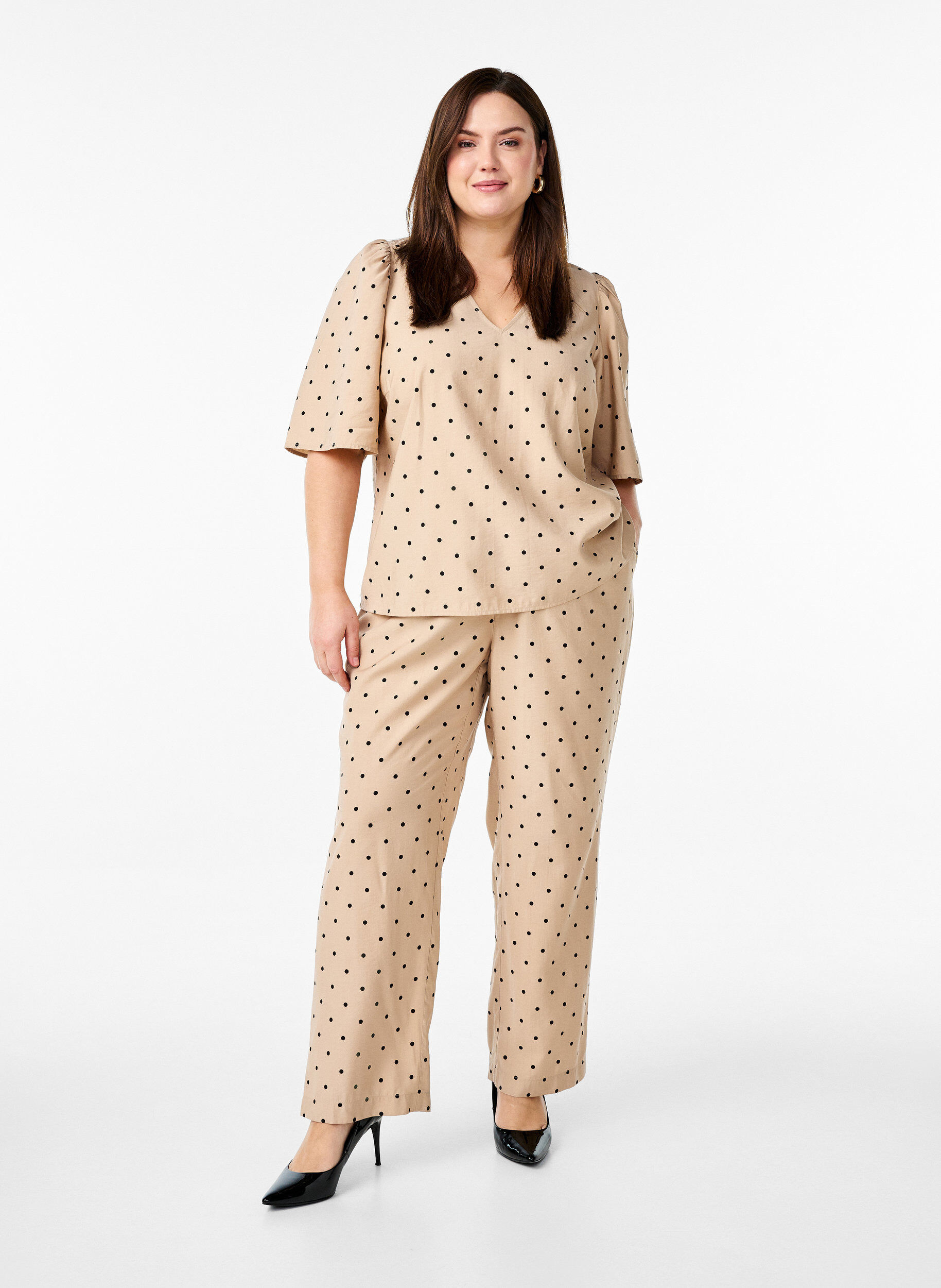 Zizzi Blouse met losse mouwen en een V-hals, Beige, Model image number 1