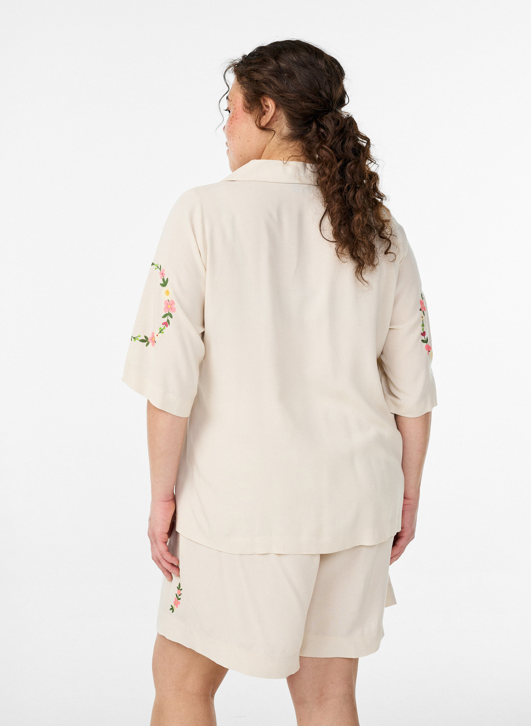 Zizzi Viscose pyjamatop met striksluiting en bloemenprint, Beige, Model image number 2