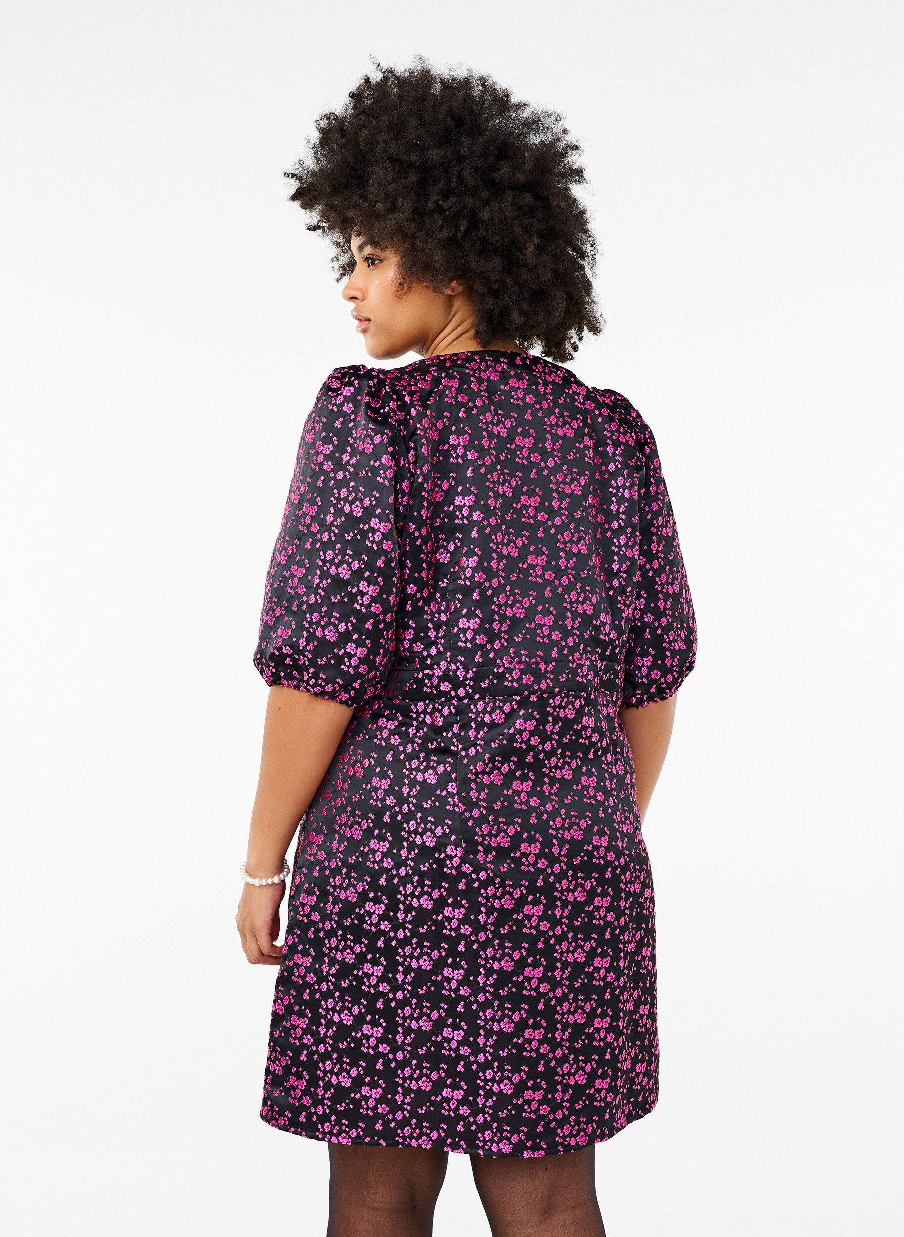 Zizzi Knie-lange jurk met geborduurde bloemen, Black Pink Flower, Model image number 1