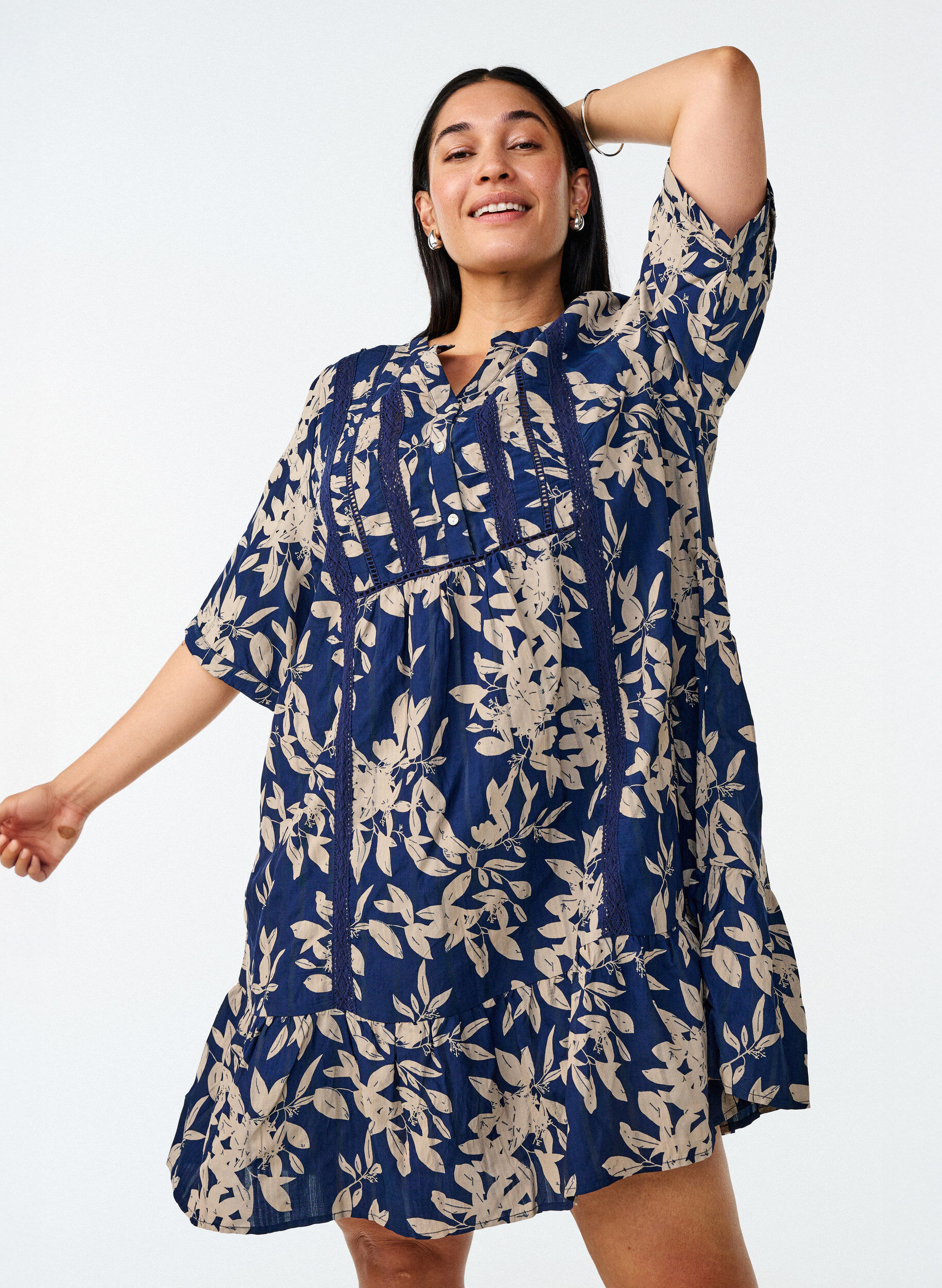 Zizzi Korte viscose jurk met kanten afwerking en een A-lijn snit, Blauw, Image image number 0