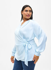 Feestelijke blouse van satijn met overslag, Delicate Blue, Model