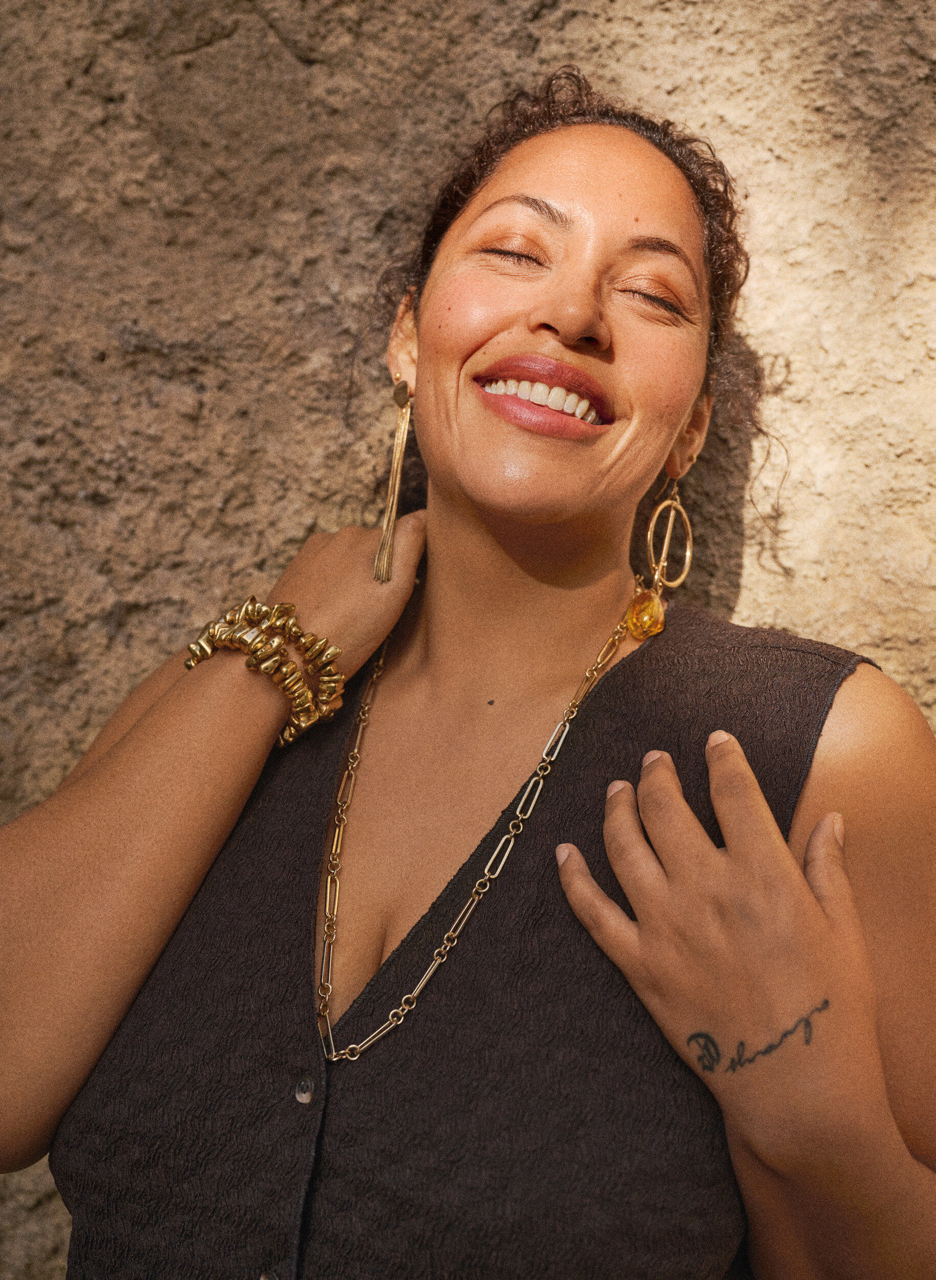 Zizzi Mouwloos top met een golvende textuur en knoopsluiting, Bruin, Image image number 0