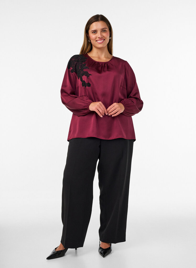 Satijnen blouse met kanten applicatie en parels, Rood, Model image number 1