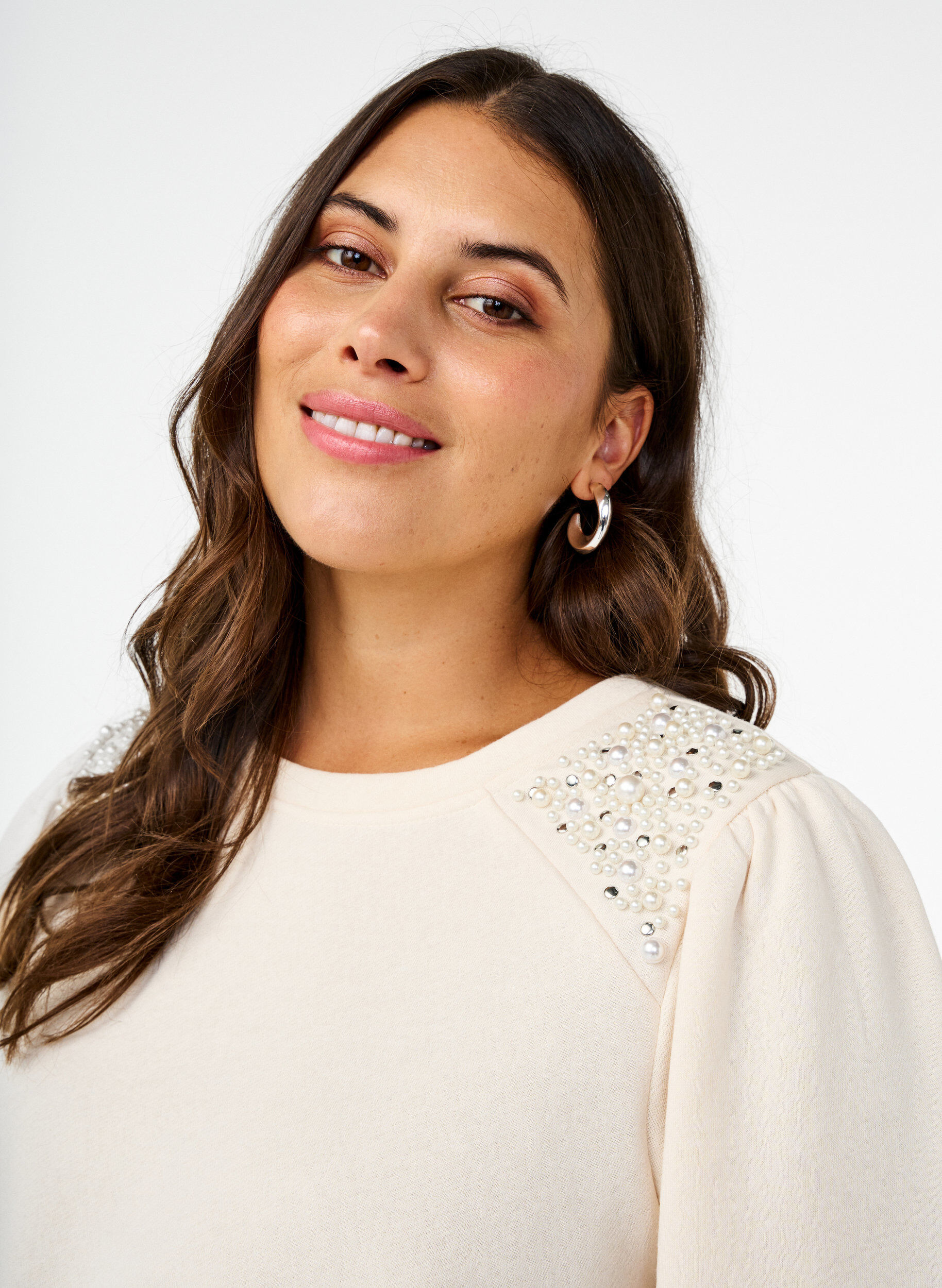 Zizzi Sweatshirt met pareldetails, Buttercream, Model image number 2