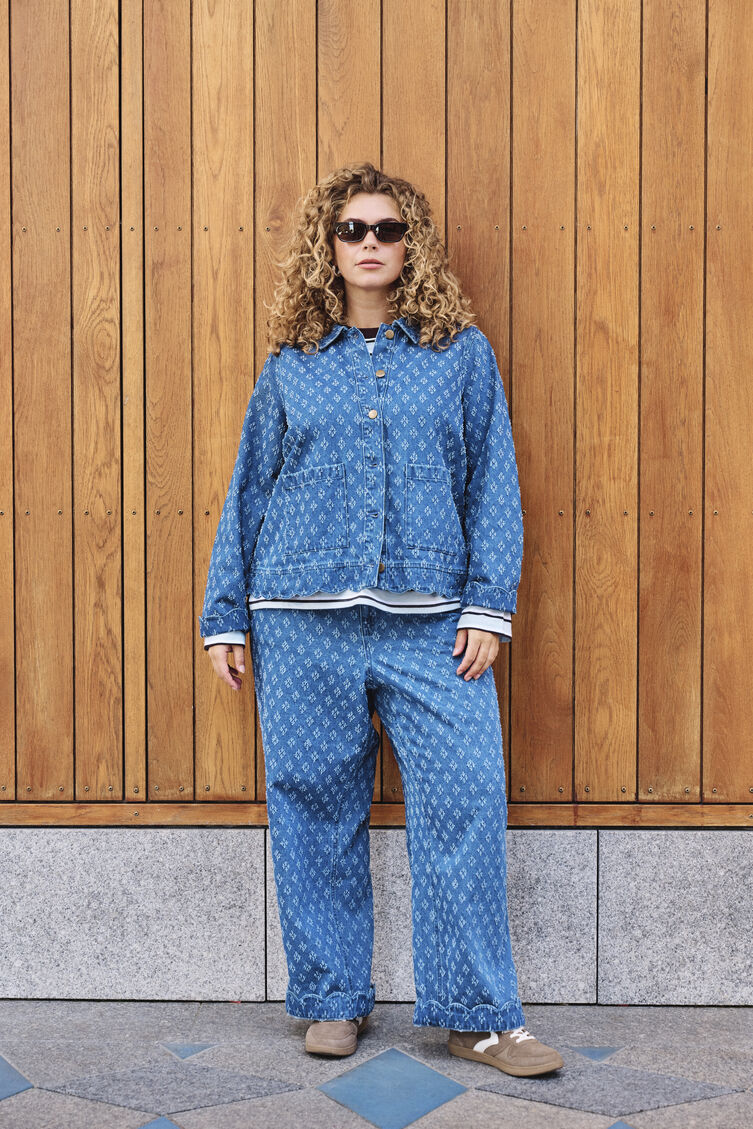 Ontspannen blauwe denimstijl, , Model