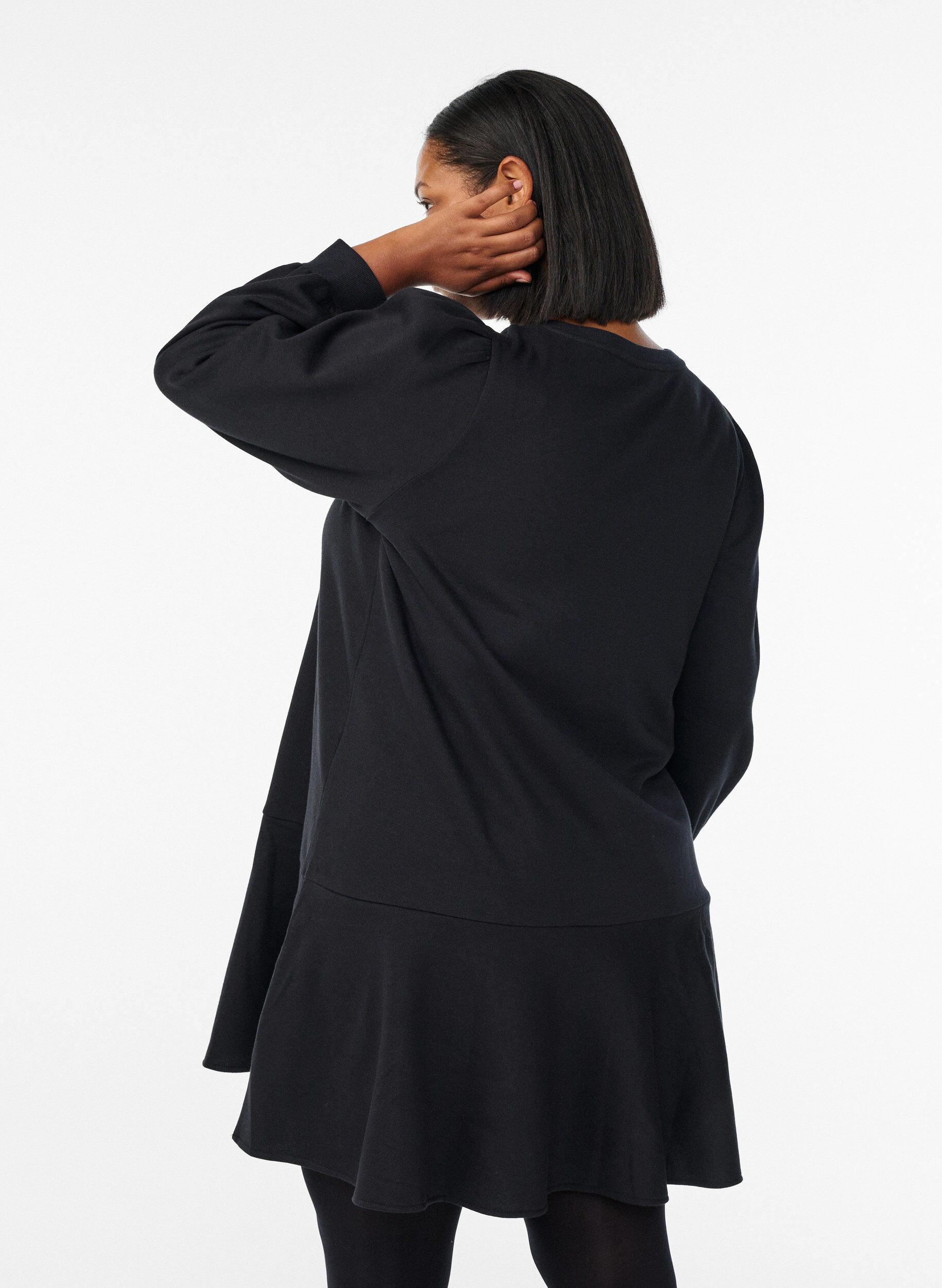 Zizzi Korte sweaterjurk met ruchesdetail, Zwart, Model image number 2