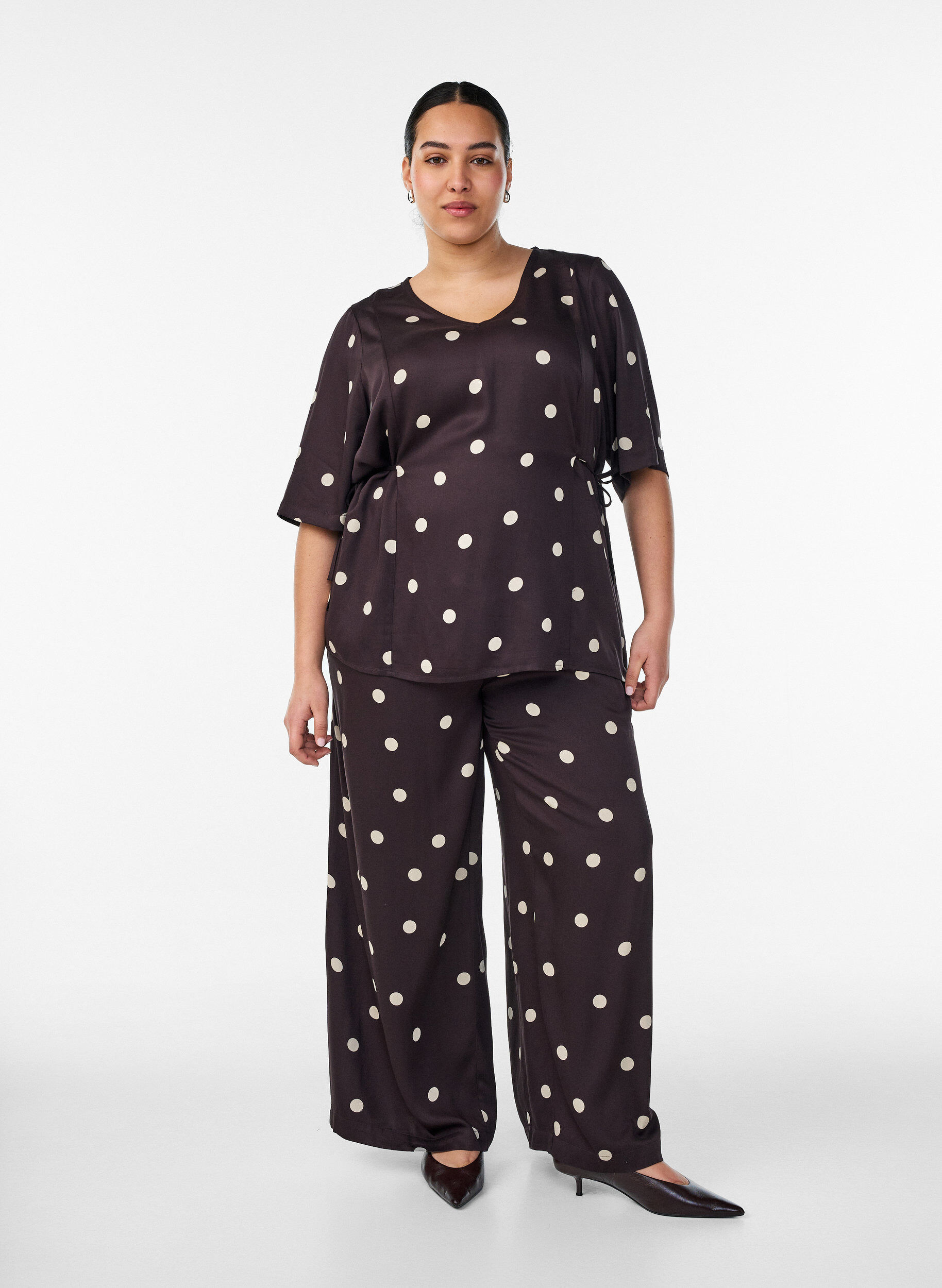 ZizziPolkadot viscose blouse met V-hals en striksluiting, Bruin, Model image number 1