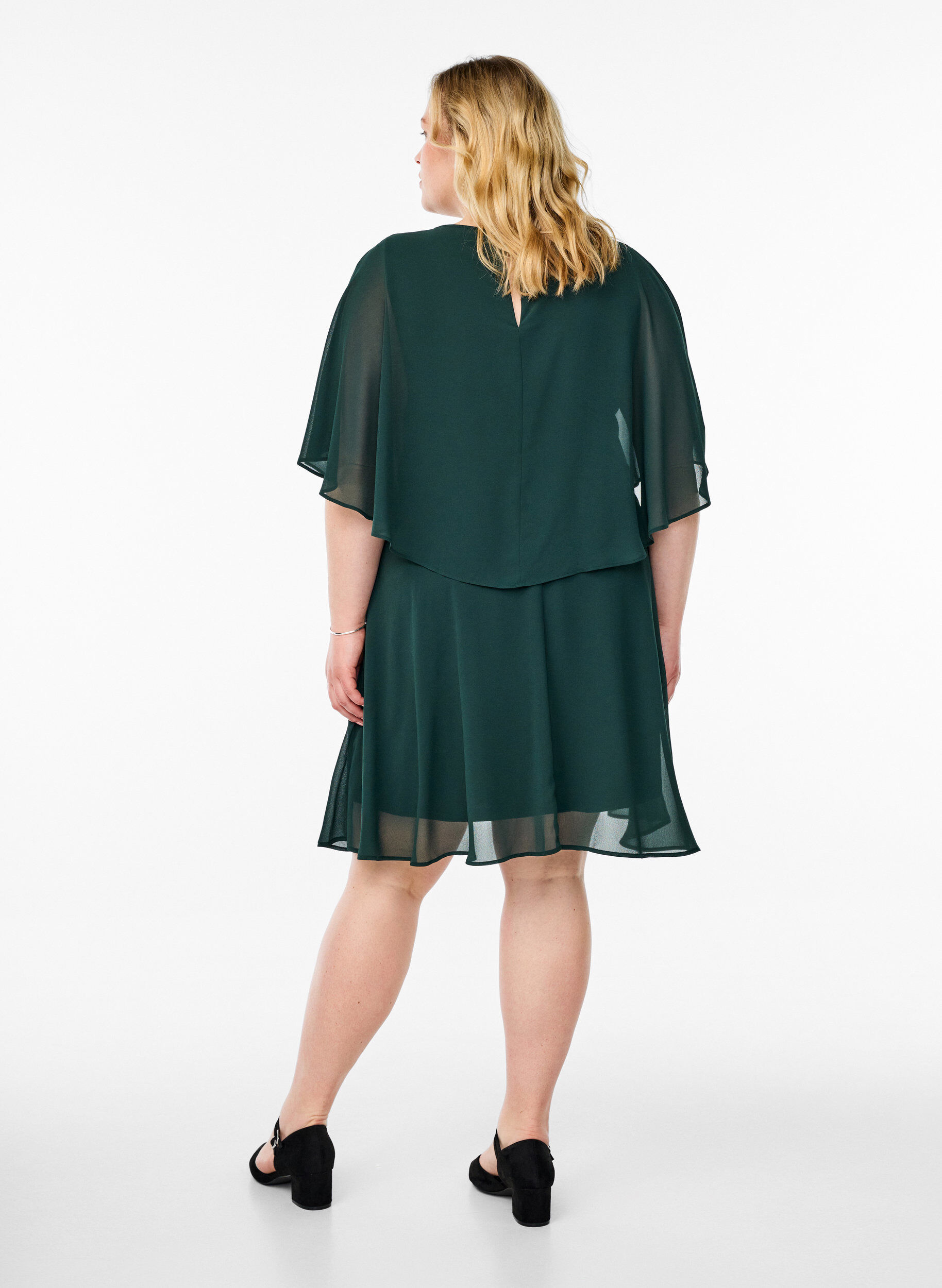 Zizzi Korte chiffon feestjurk met gelaagd effect, Groen, Model image number 2