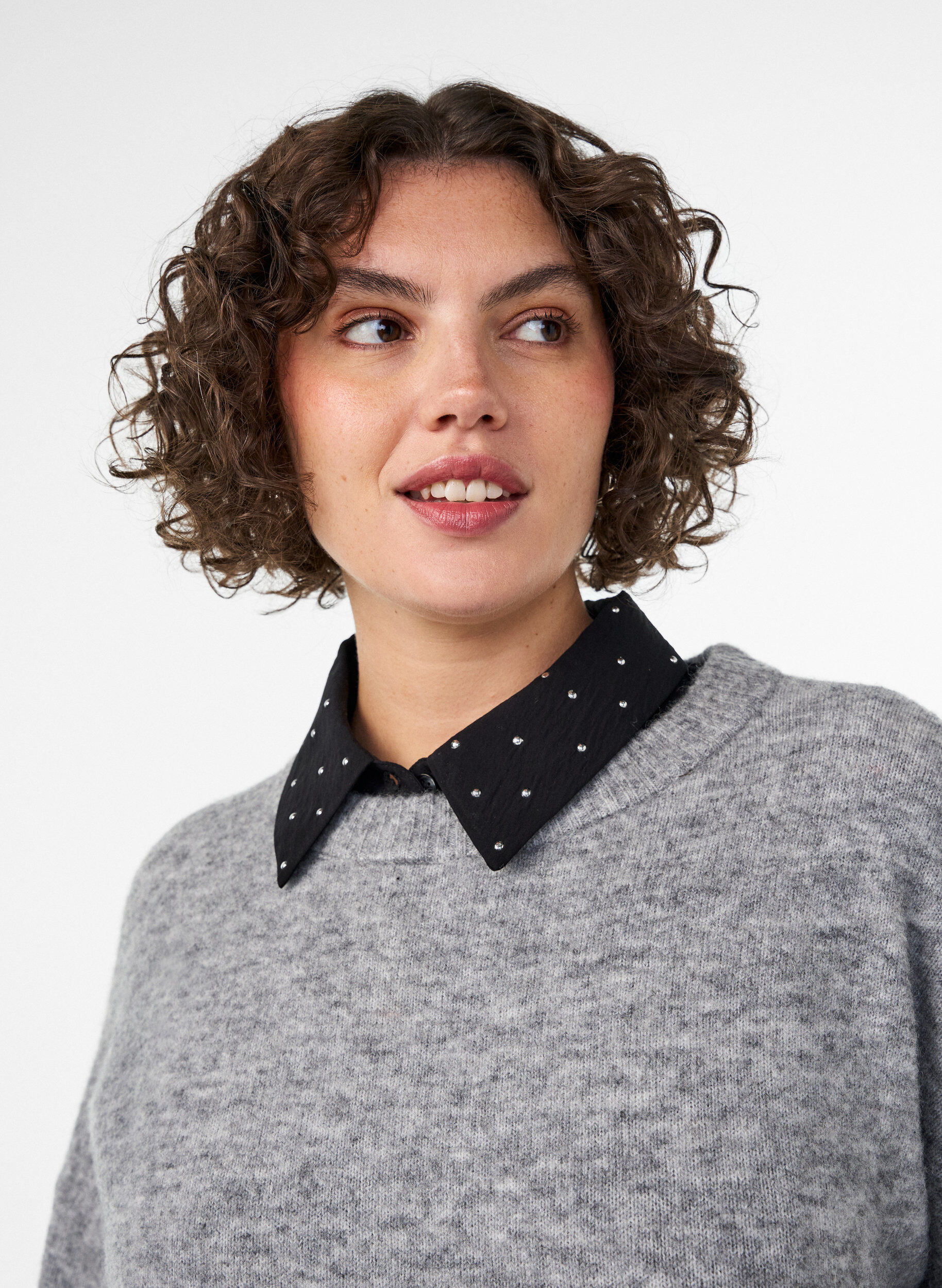 Kraaginzet met rhinestones en knopen, Zwart, Model