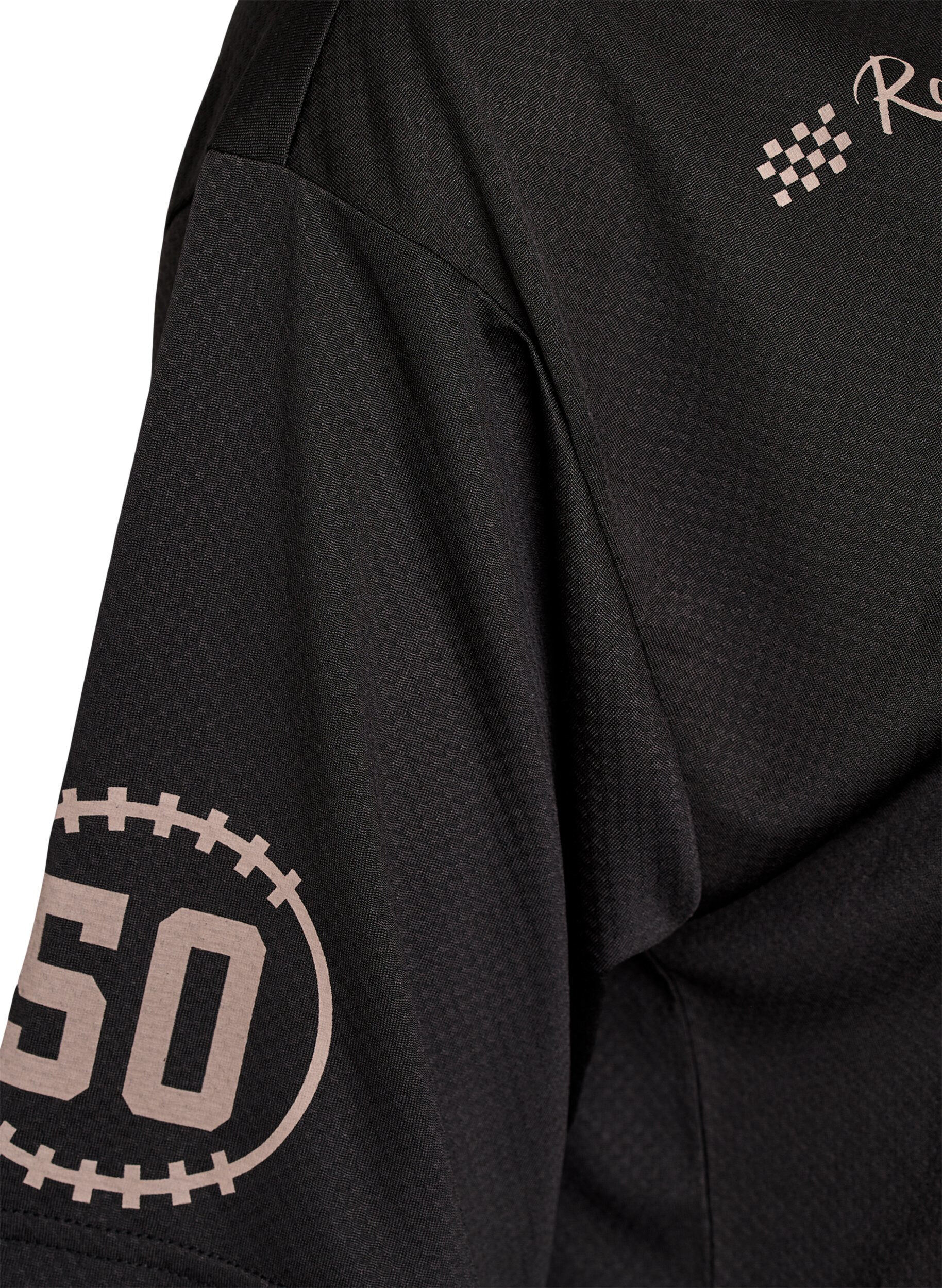 Zizzi Sportief T-shirt met V-hals en raceprint, Zwart, Packshot image number 3