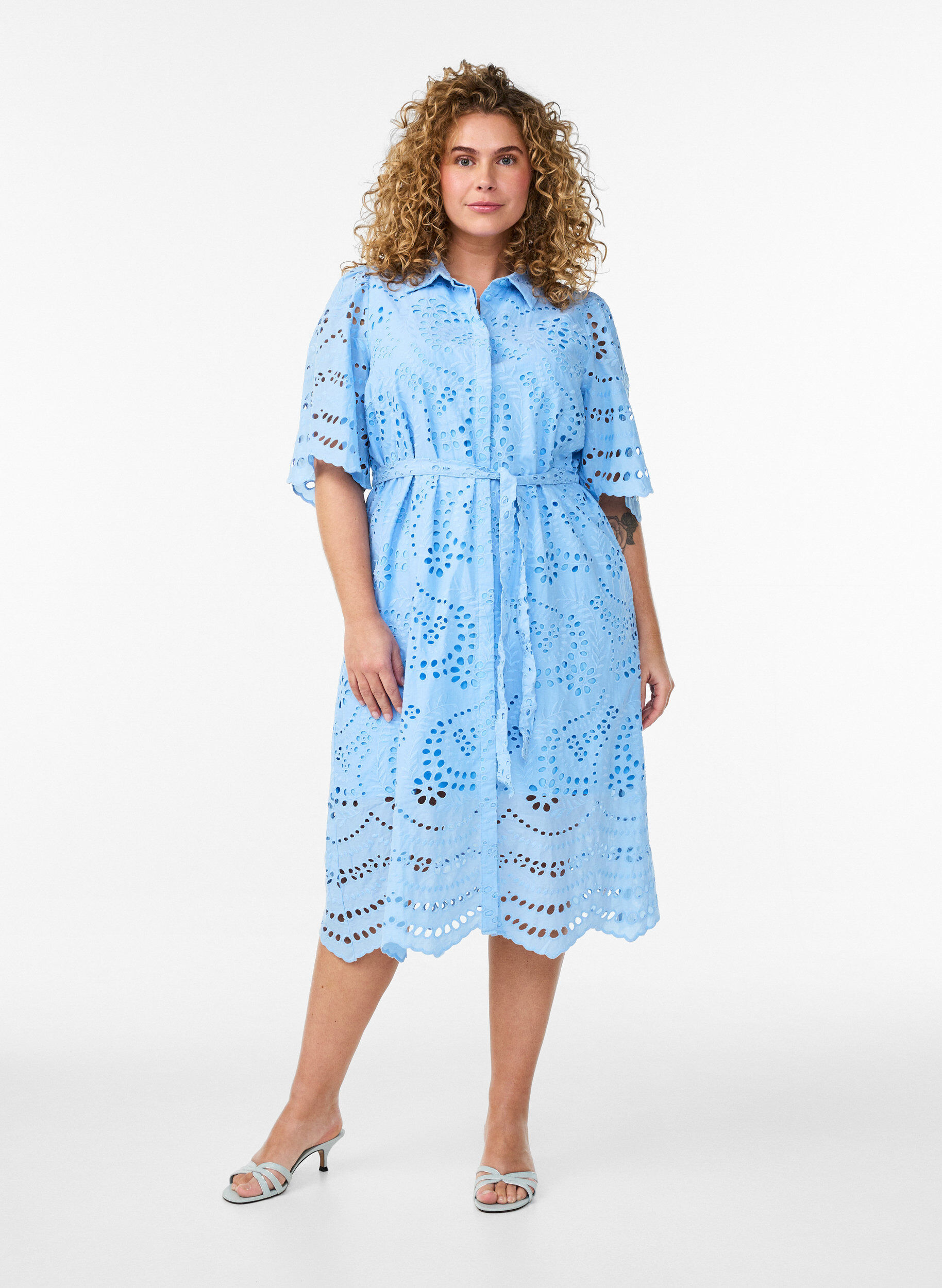 Zizzi Blousejurk in broderie anglaise met strikceintuur, Blauw, Model image number 1