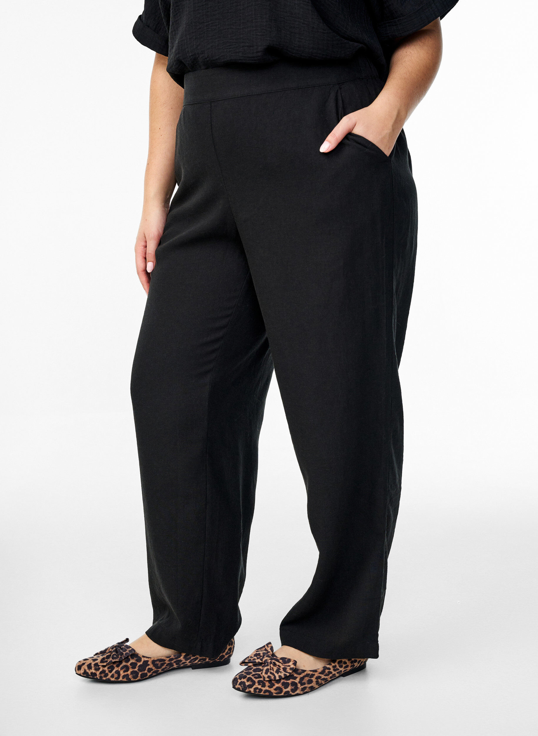 ZizziLinnen en viscose broek met losse pasvorm, Zwart, Model image number 2